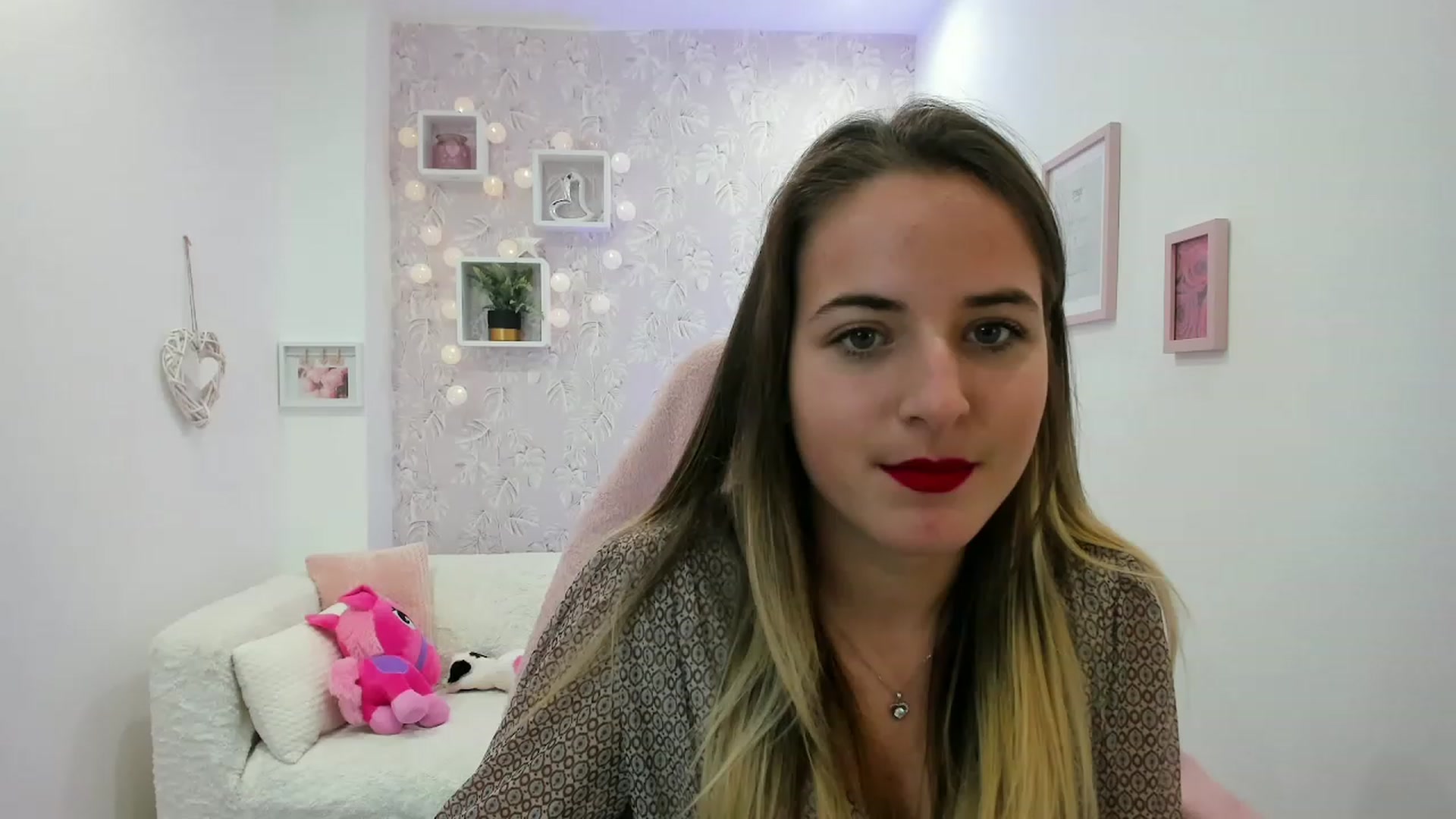 Gallery image thumbnail from Kiley__Minoww's myfreecams stream on, 12/19/2022, 19:19 image 4 of 20
