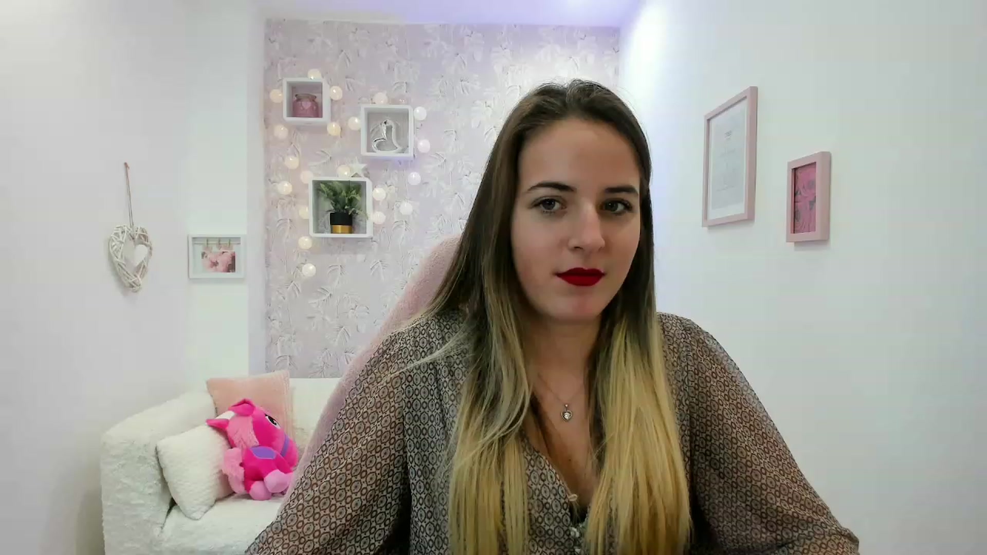 Gallery image thumbnail from Kiley__Minoww's myfreecams stream on, 12/19/2022, 19:19 image 16 of 20