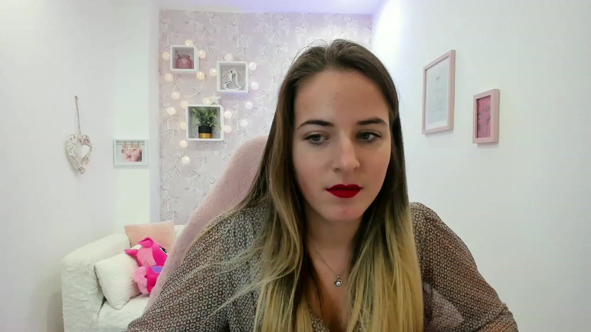 Gallery image thumbnail from Kiley__Minoww's myfreecams stream on, 12/19/2022, 19:19 image 10 of 20