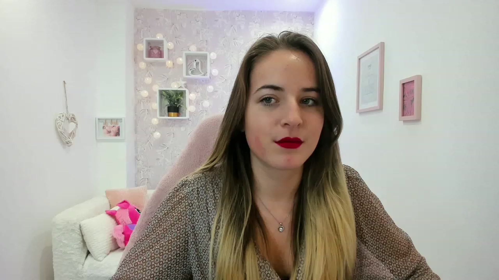 Gallery image thumbnail from Kiley__Minoww's myfreecams stream on, 12/19/2022, 19:19 image 7 of 20