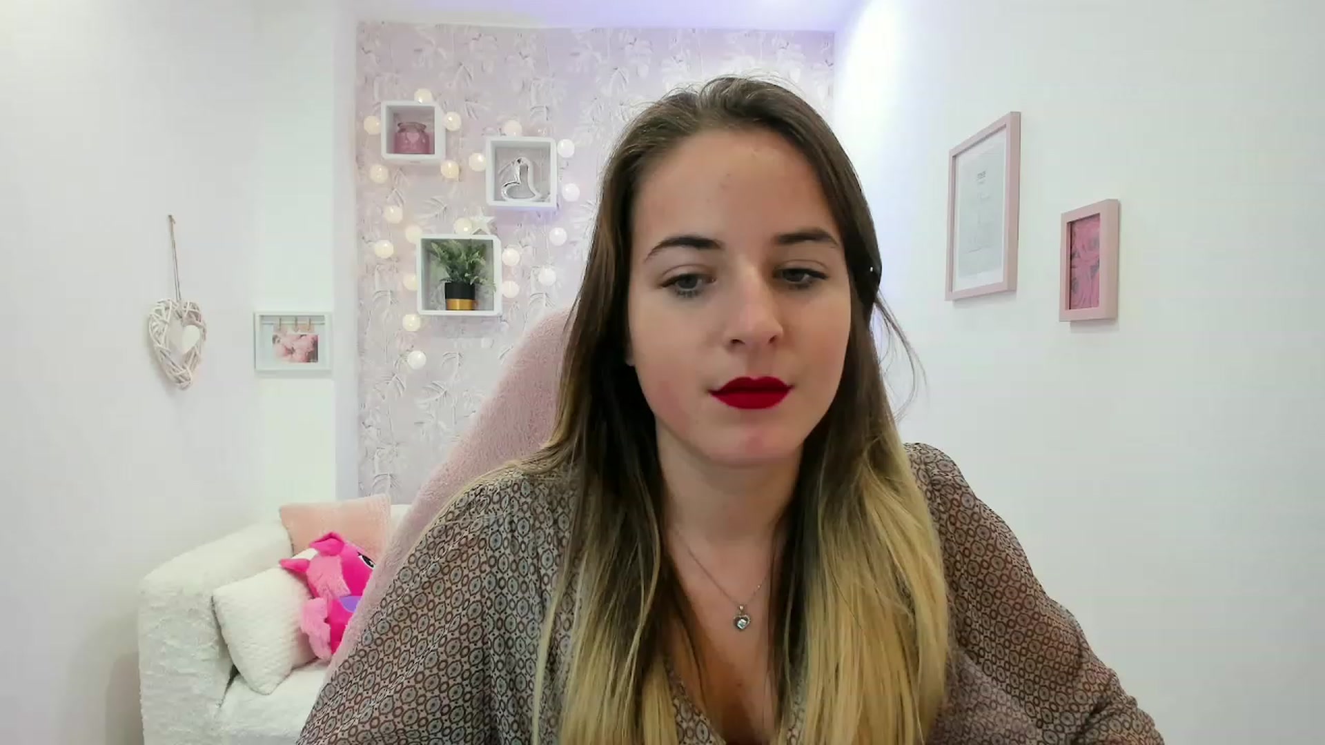 Gallery image thumbnail from Kiley__Minoww's myfreecams stream on, 12/19/2022, 19:19 image 6 of 20