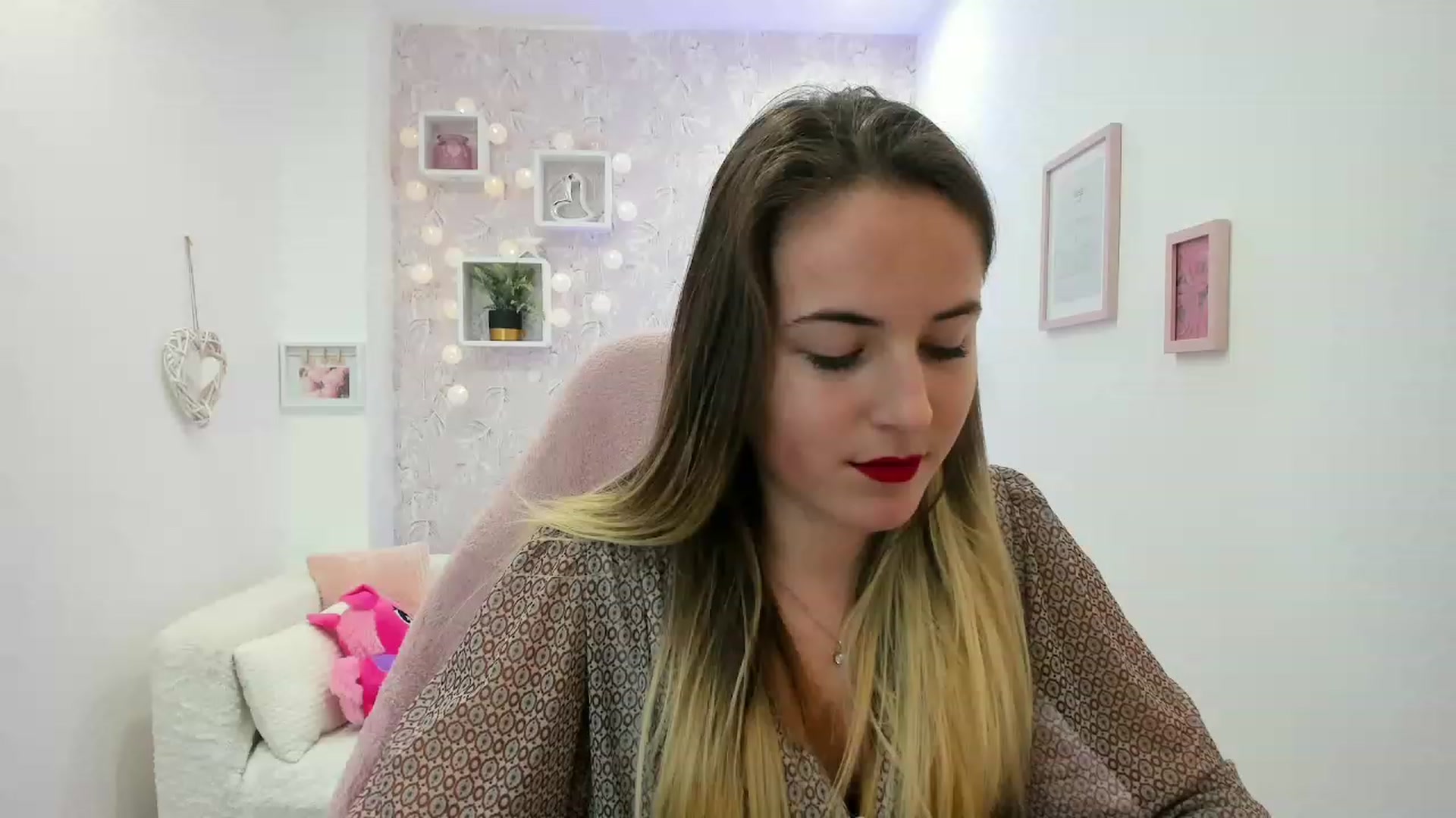 Gallery image thumbnail from Kiley__Minoww's myfreecams stream on, 12/19/2022, 19:19 image 8 of 20