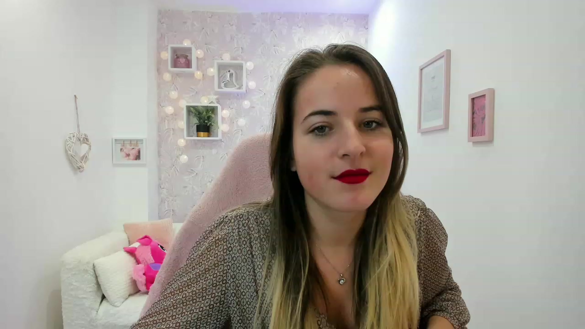 Gallery image thumbnail from Kiley__Minoww's myfreecams stream on, 12/19/2022, 19:19 image 12 of 20
