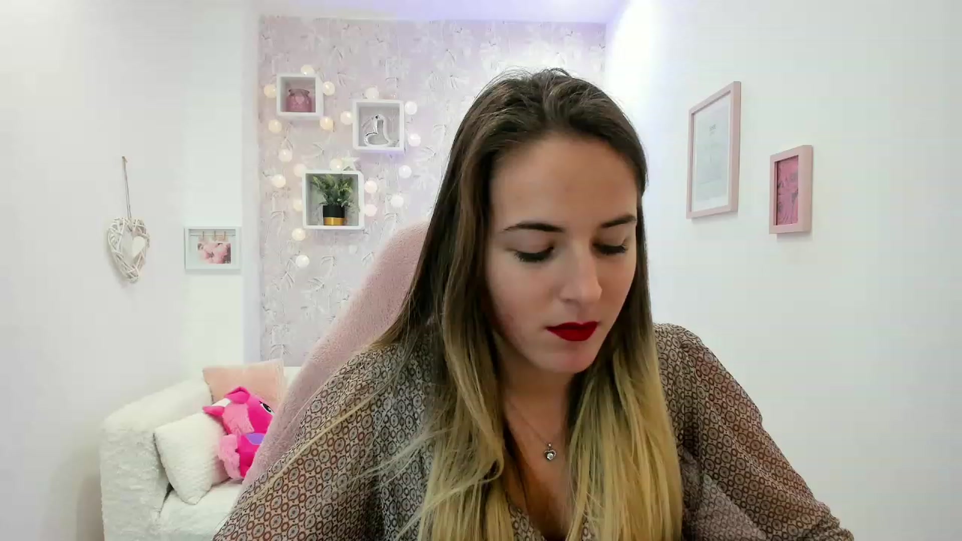 Gallery image thumbnail from Kiley__Minoww's myfreecams stream on, 12/19/2022, 19:19 image 11 of 20