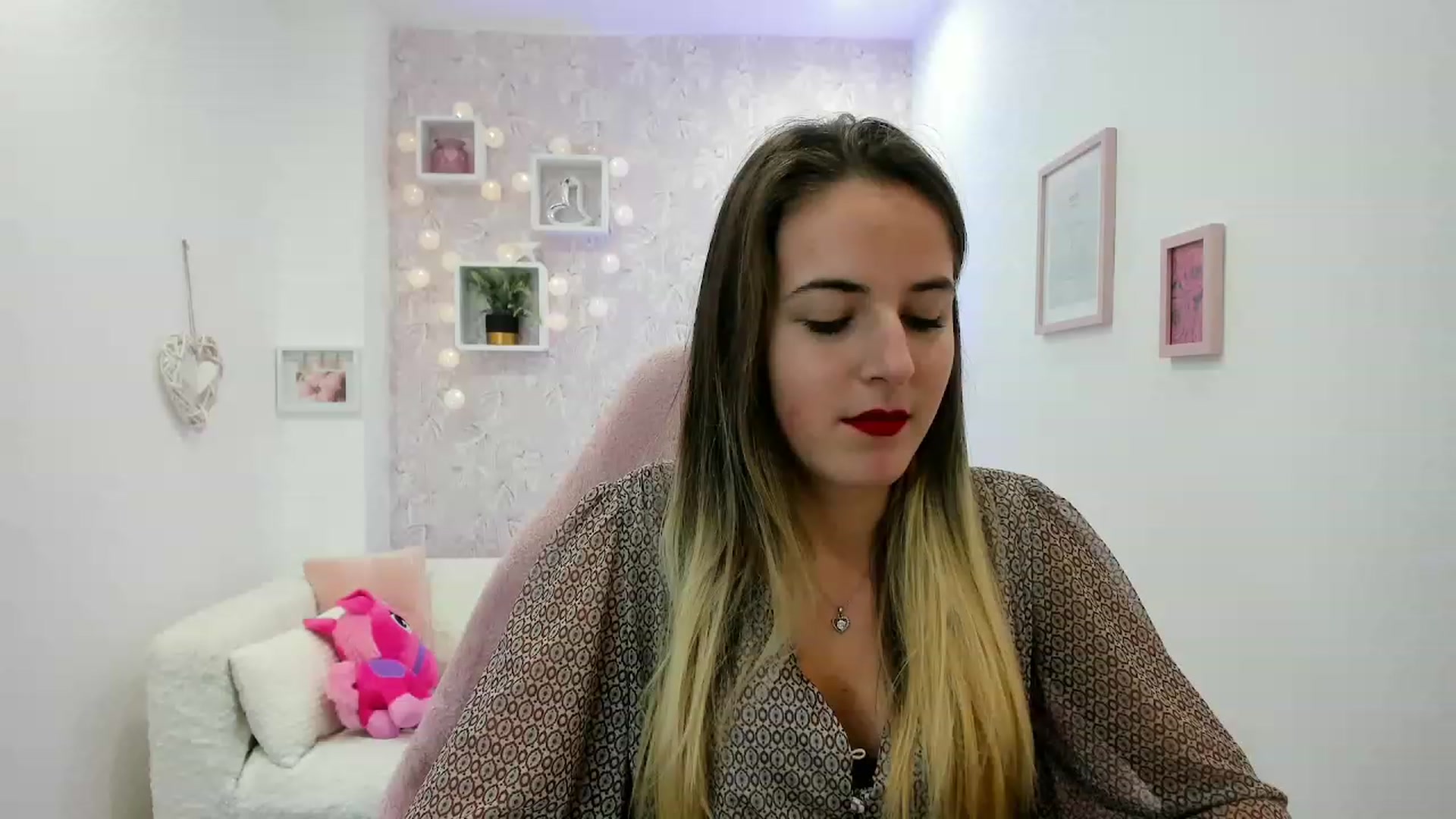 Gallery image thumbnail from Kiley__Minoww's myfreecams stream on, 12/19/2022, 19:19 image 17 of 20