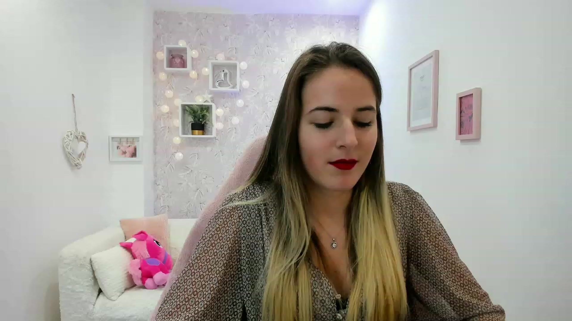 Gallery image thumbnail from Kiley__Minoww's myfreecams stream on, 12/19/2022, 19:19 image 15 of 20
