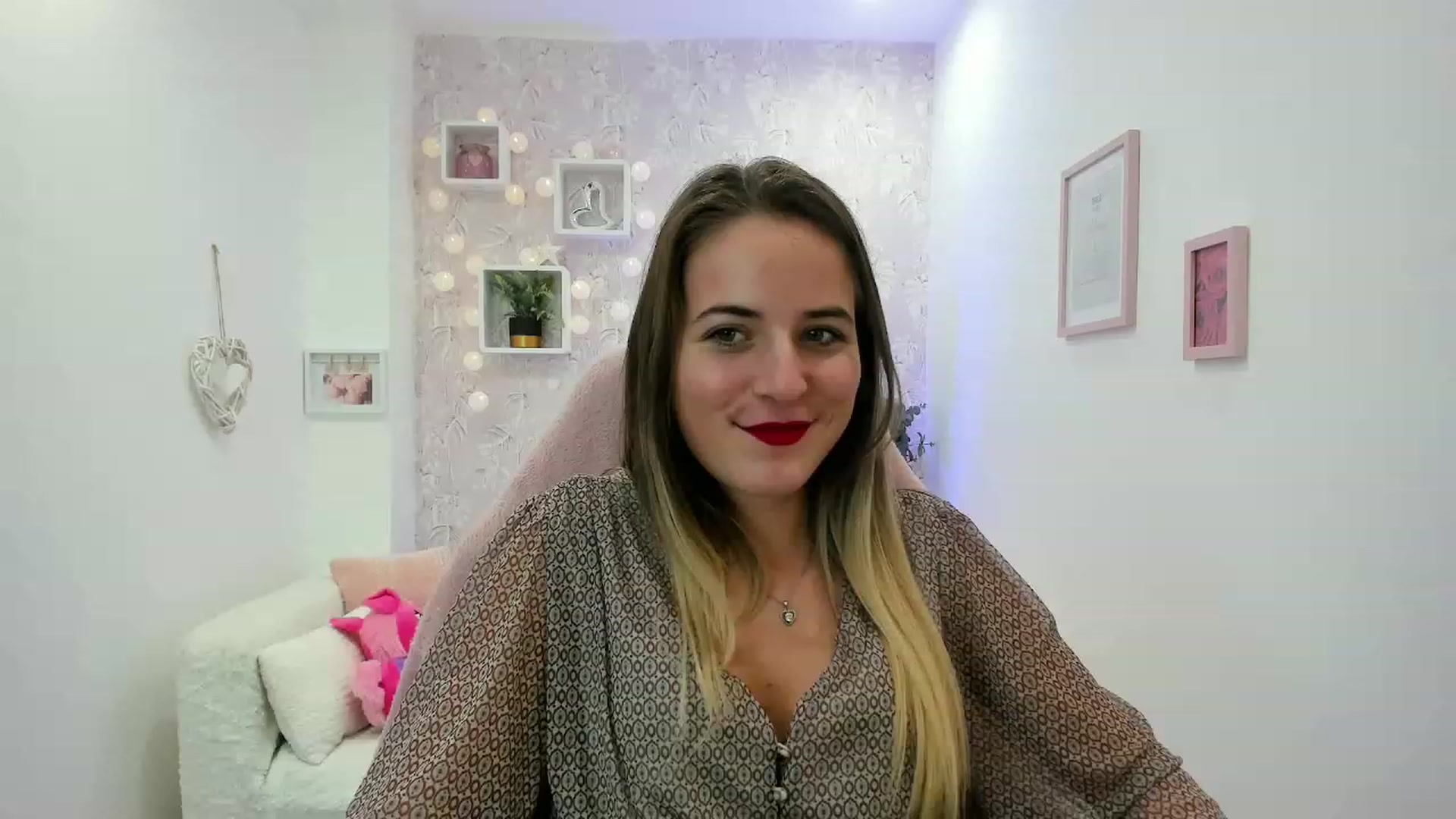 Gallery image thumbnail from Kiley__Minoww's myfreecams stream on, 12/19/2022, 21:00 image 17 of 20