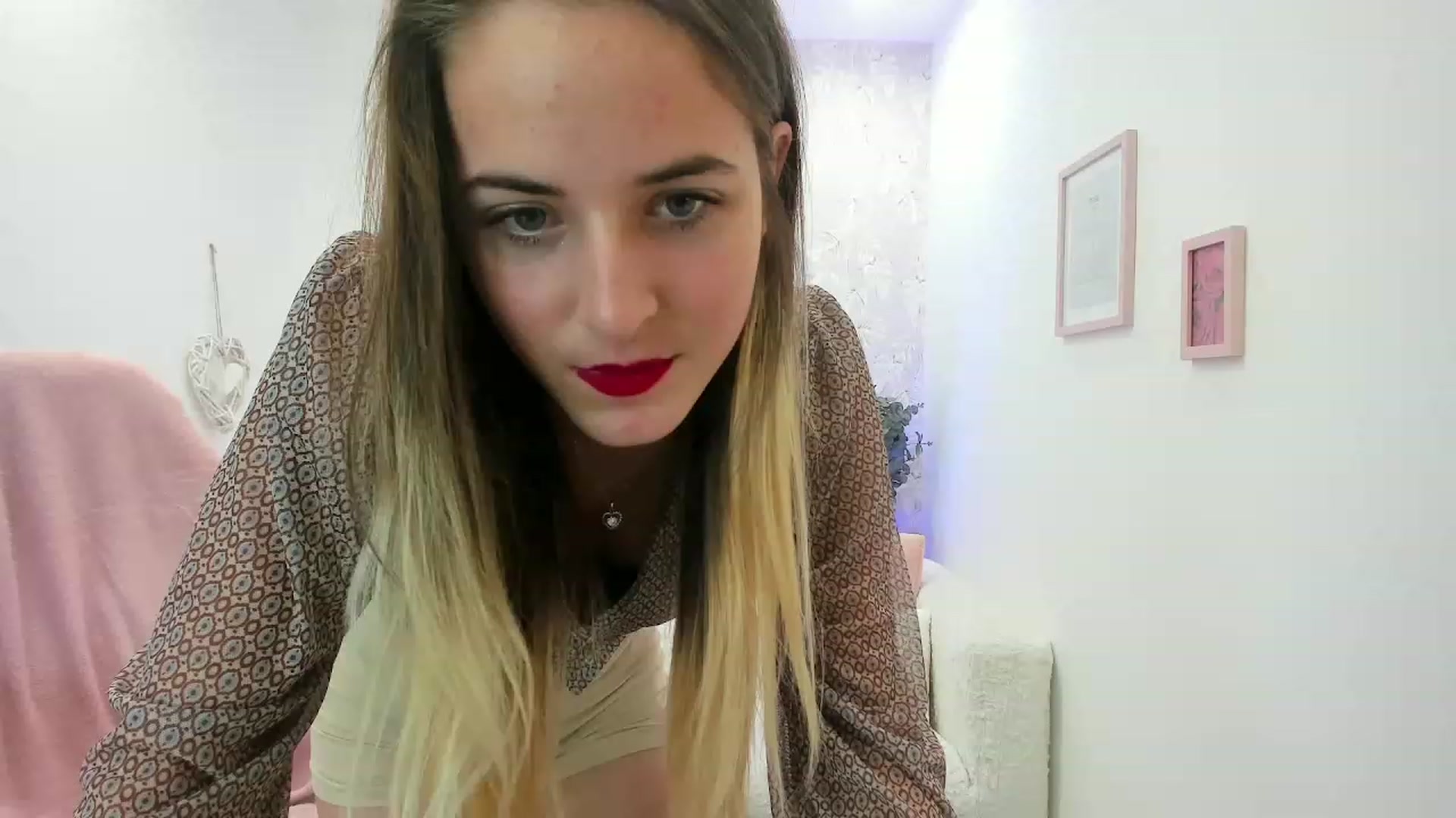 Gallery image thumbnail from Kiley__Minoww's myfreecams stream on, 12/19/2022, 21:00 image 14 of 20