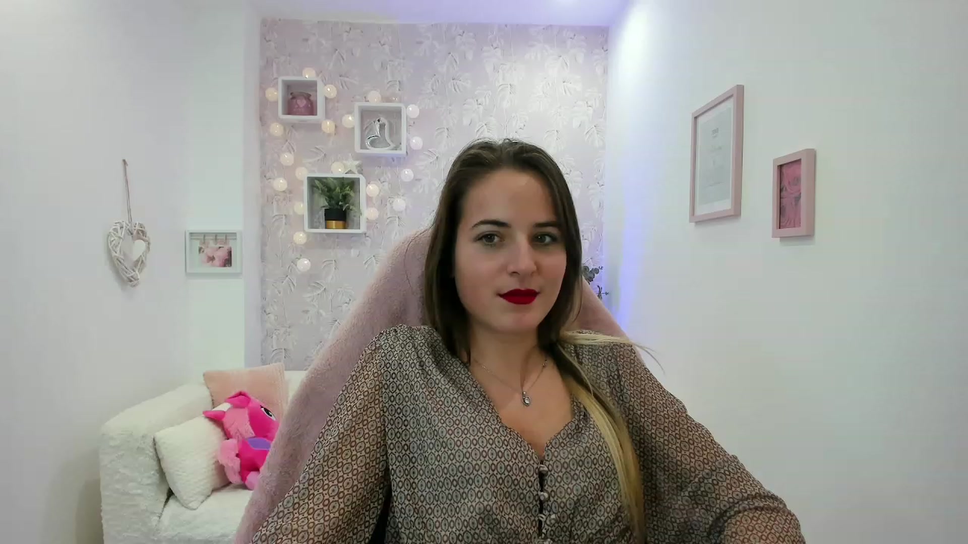 Gallery image thumbnail from Kiley__Minoww's myfreecams stream on, 12/19/2022, 21:00 image 1 of 20
