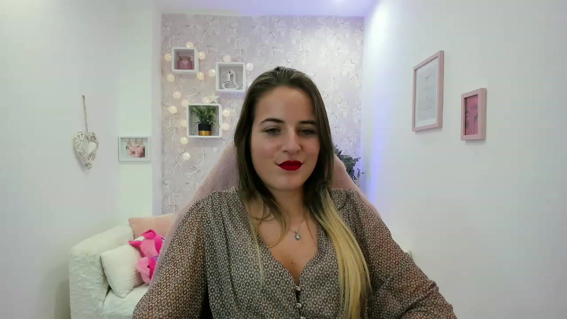 Gallery image thumbnail from Kiley__Minoww's myfreecams stream on, 12/19/2022, 21:00 image 20 of 20