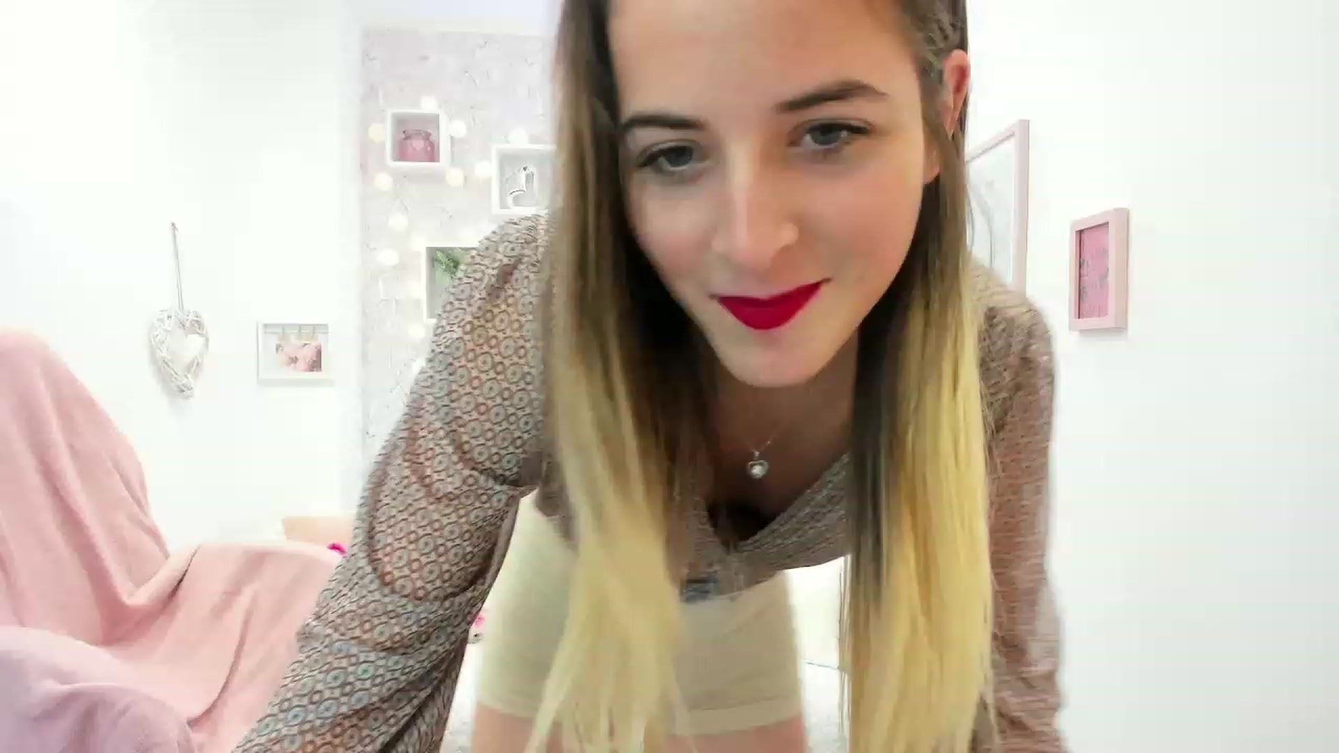 Gallery image thumbnail from Kiley__Minoww's myfreecams stream on, 12/19/2022, 21:00 image 5 of 20