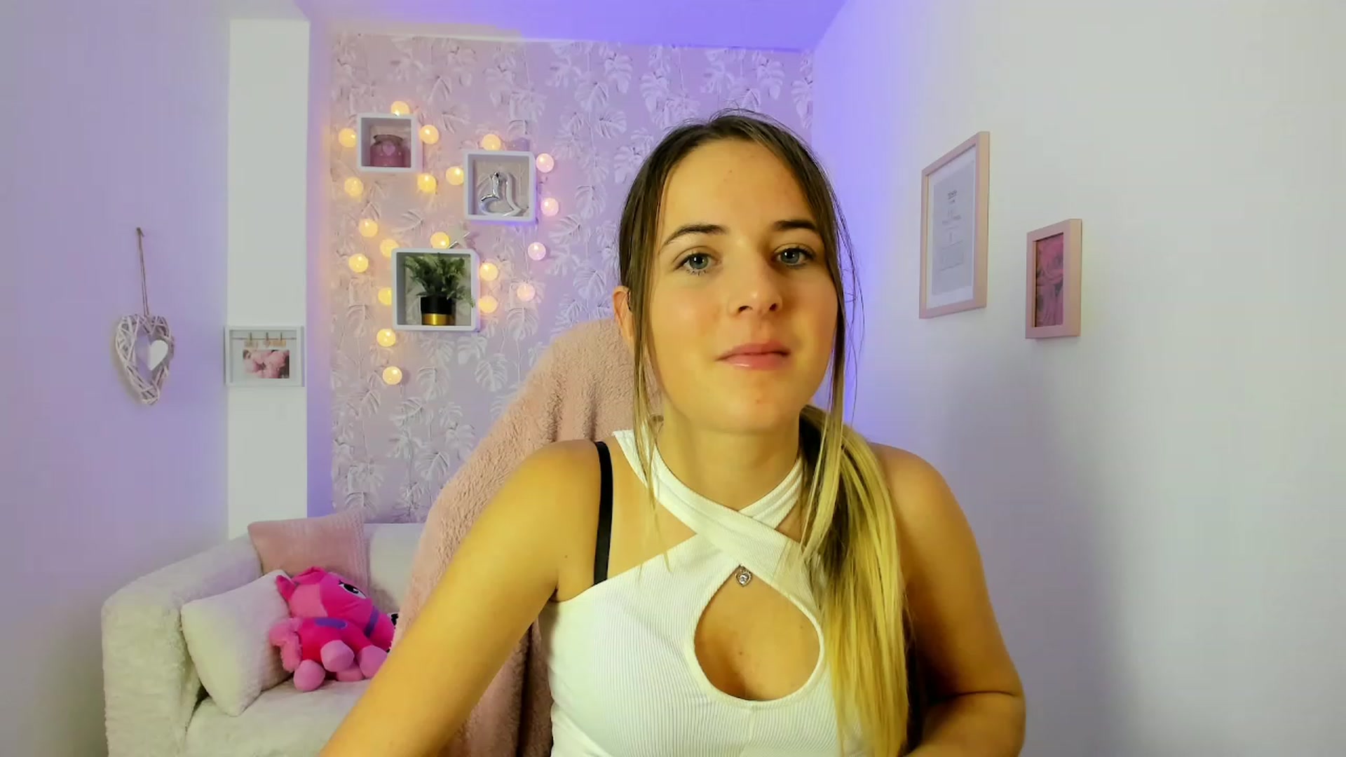 Gallery image thumbnail from Kiley__Minoww's myfreecams stream on, 12/21/2022, 19:04 image 18 of 20