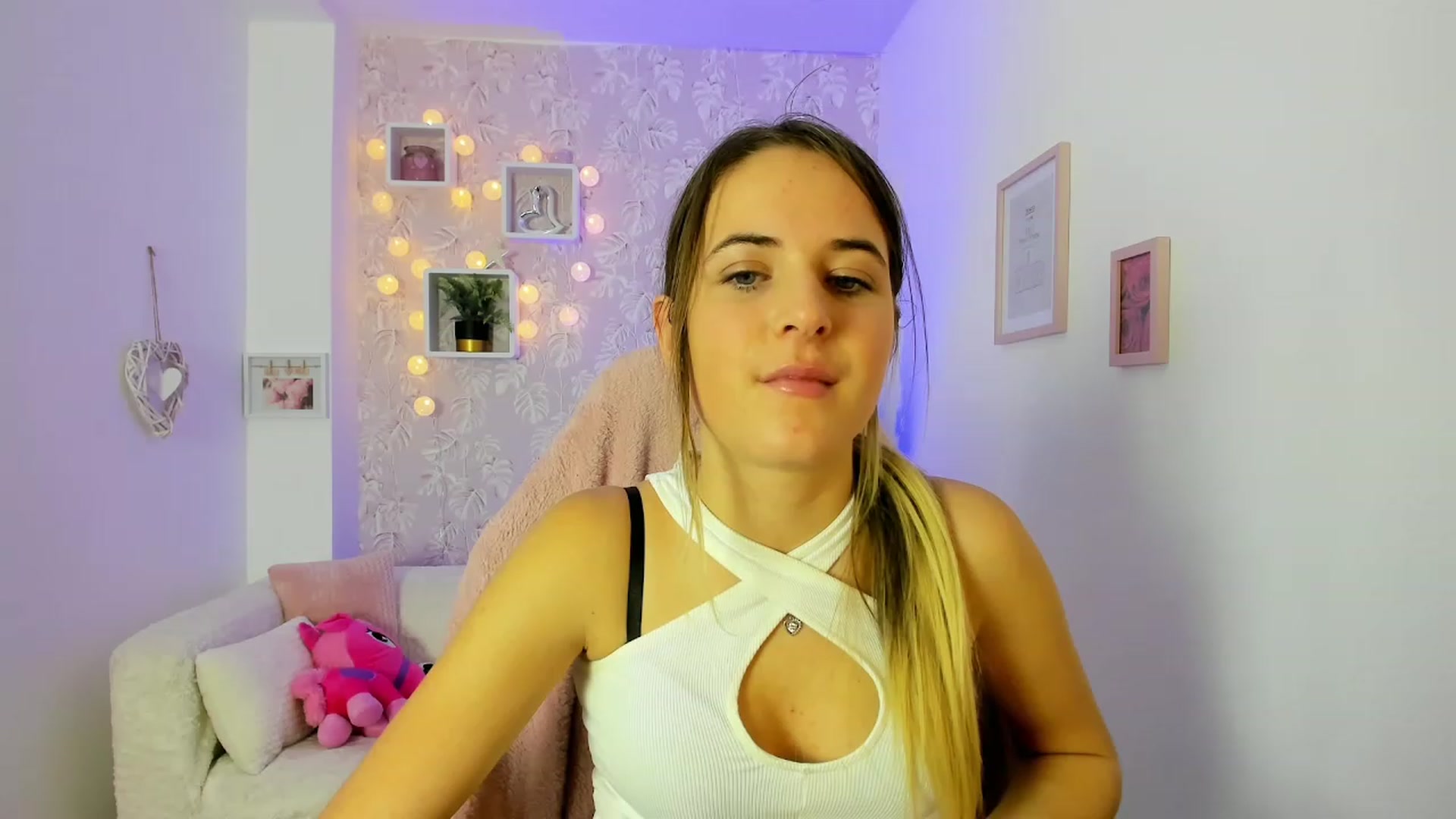 Gallery image thumbnail from Kiley__Minoww's myfreecams stream on, 12/21/2022, 19:04 image 17 of 20