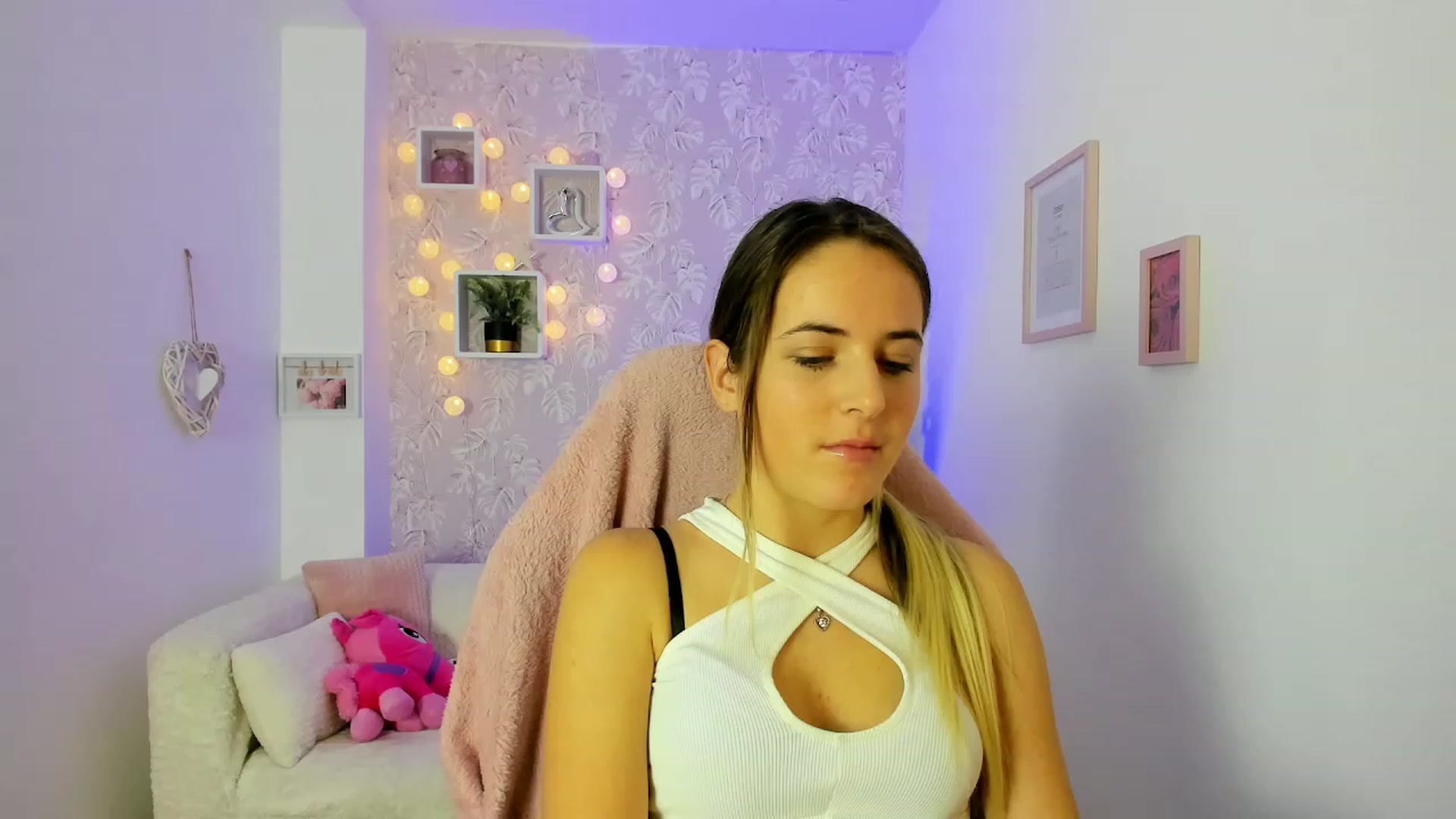 Gallery image thumbnail from Kiley__Minoww's myfreecams stream on, 12/21/2022, 19:04 image 7 of 20