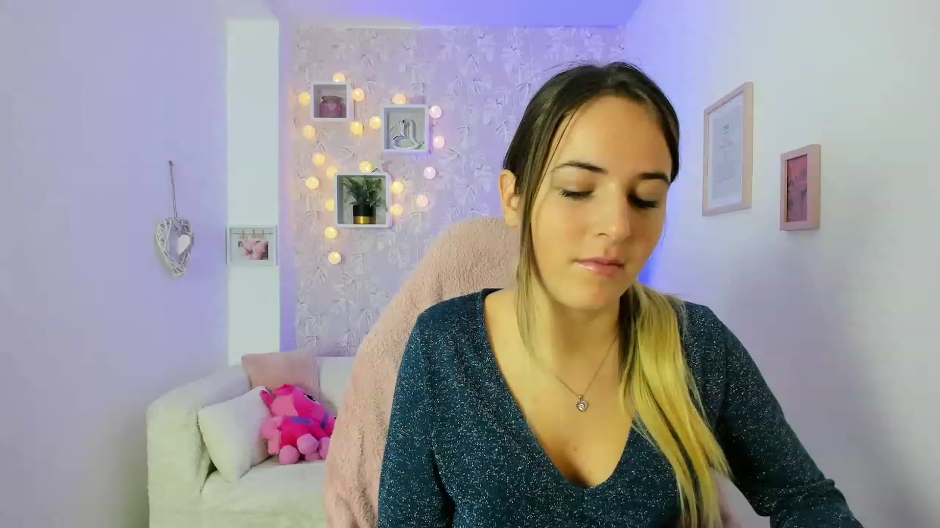 Gallery image thumbnail from Kiley__Minoww's myfreecams stream on, 12/22/2022, 15:36 image 17 of 20