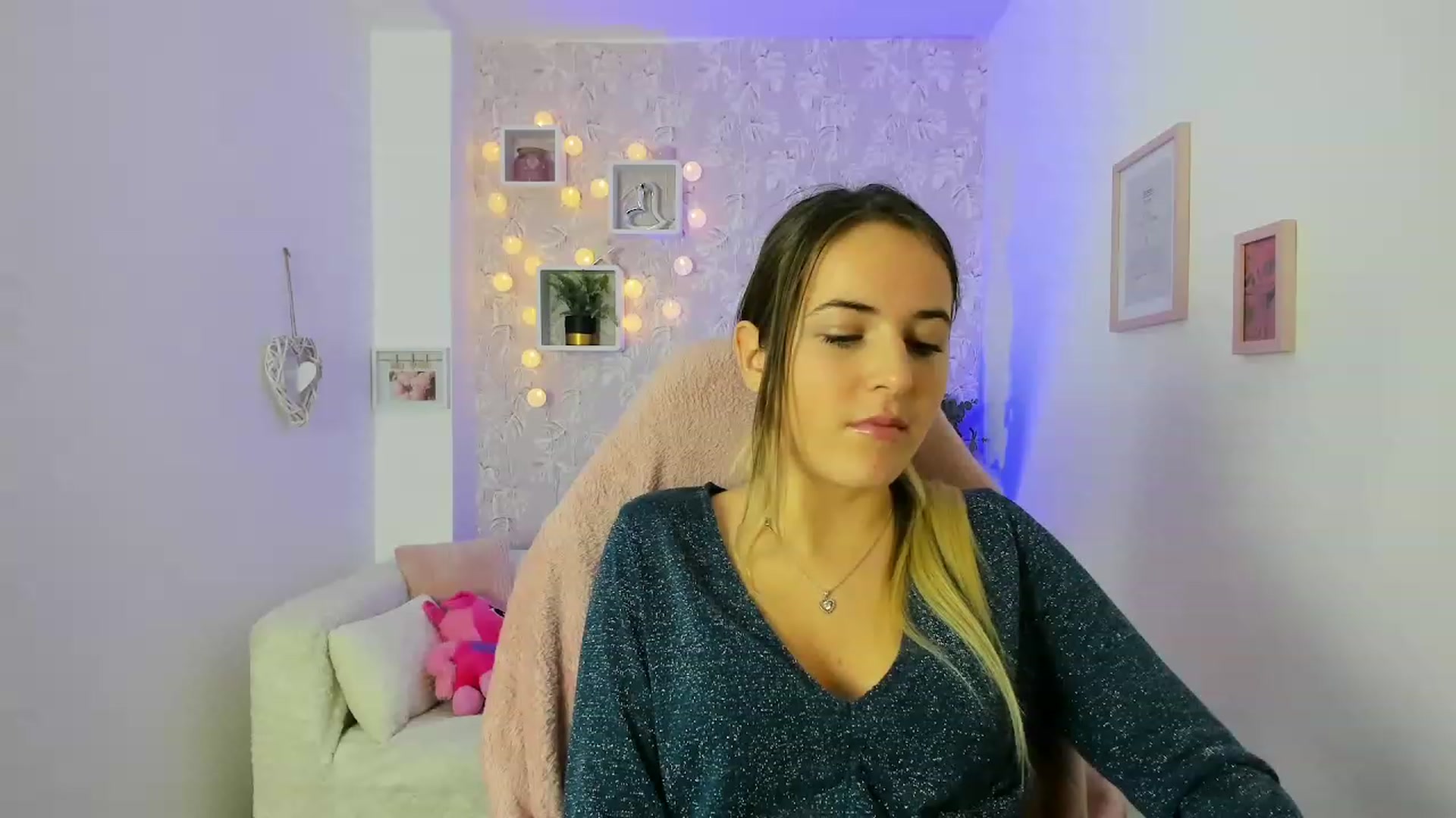 Gallery image thumbnail from Kiley__Minoww's myfreecams stream on, 12/22/2022, 15:36 image 8 of 20