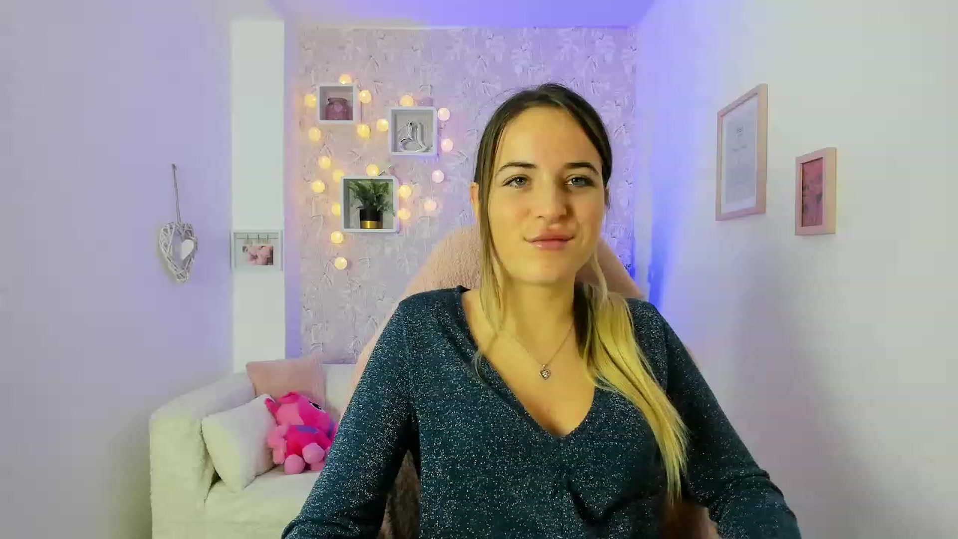 Gallery image thumbnail from Kiley__Minoww's myfreecams stream on, 12/22/2022, 15:36 image 14 of 20