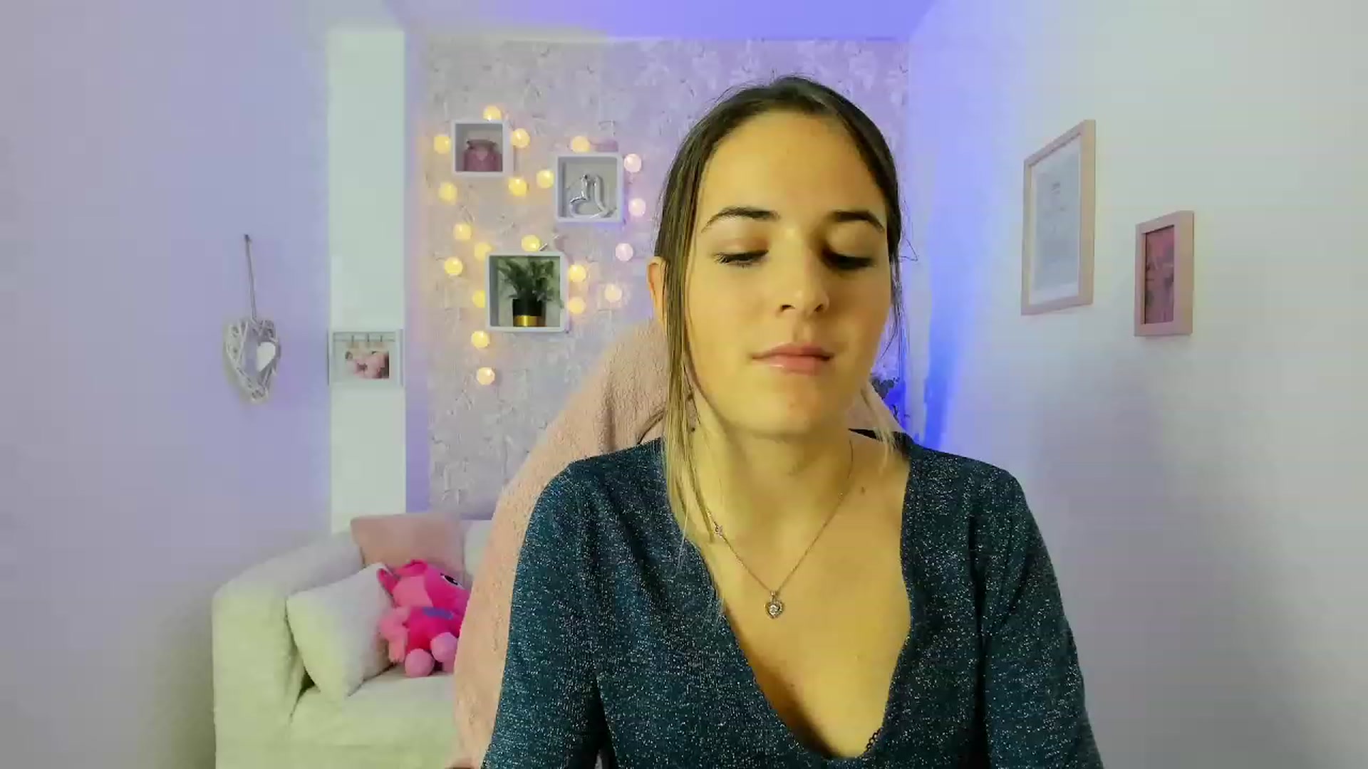 Gallery image thumbnail from Kiley__Minoww's myfreecams stream on, 12/22/2022, 16:33 image 4 of 20