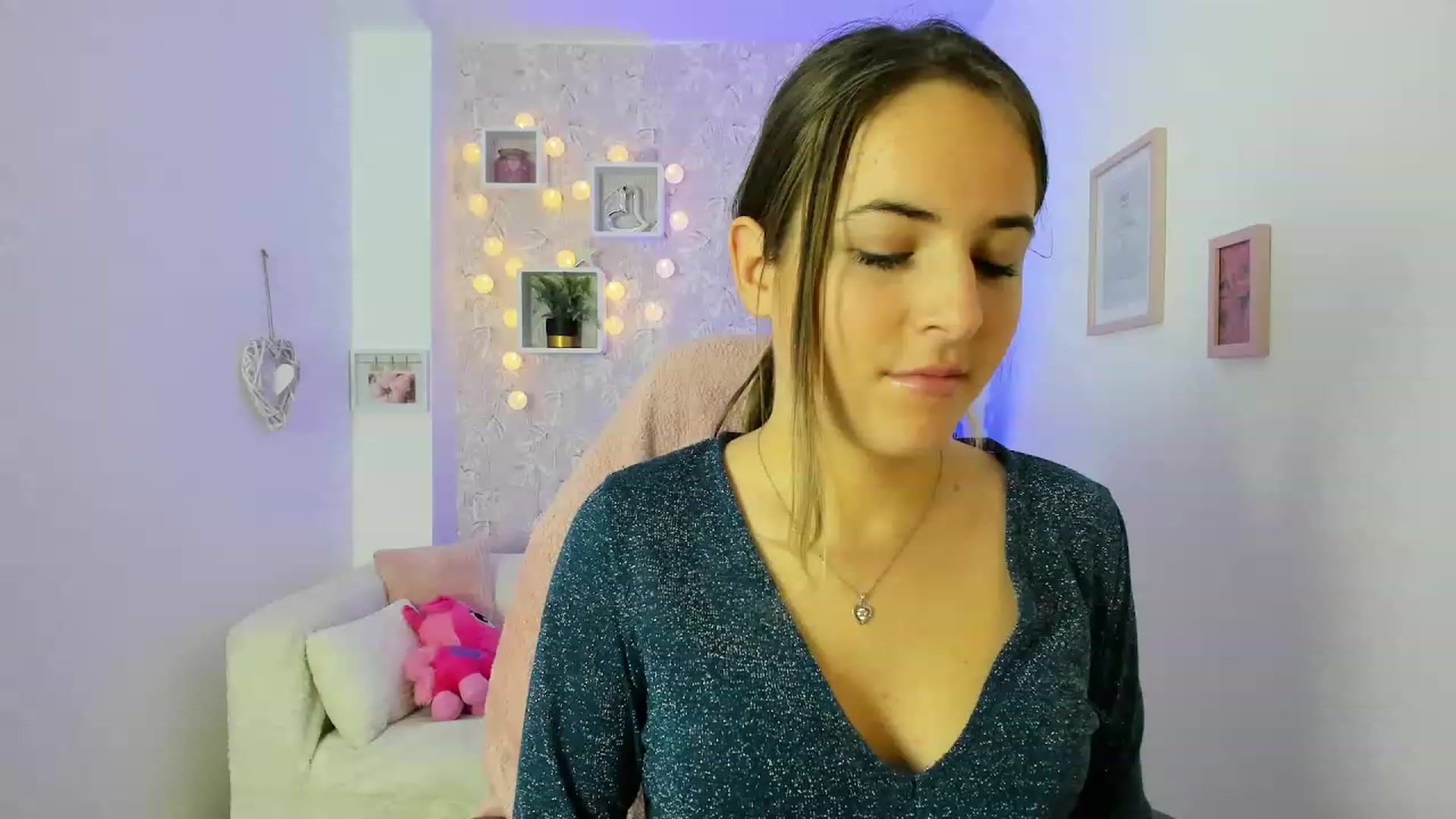 Gallery image thumbnail from Kiley__Minoww's myfreecams stream on, 12/22/2022, 16:33 image 3 of 20