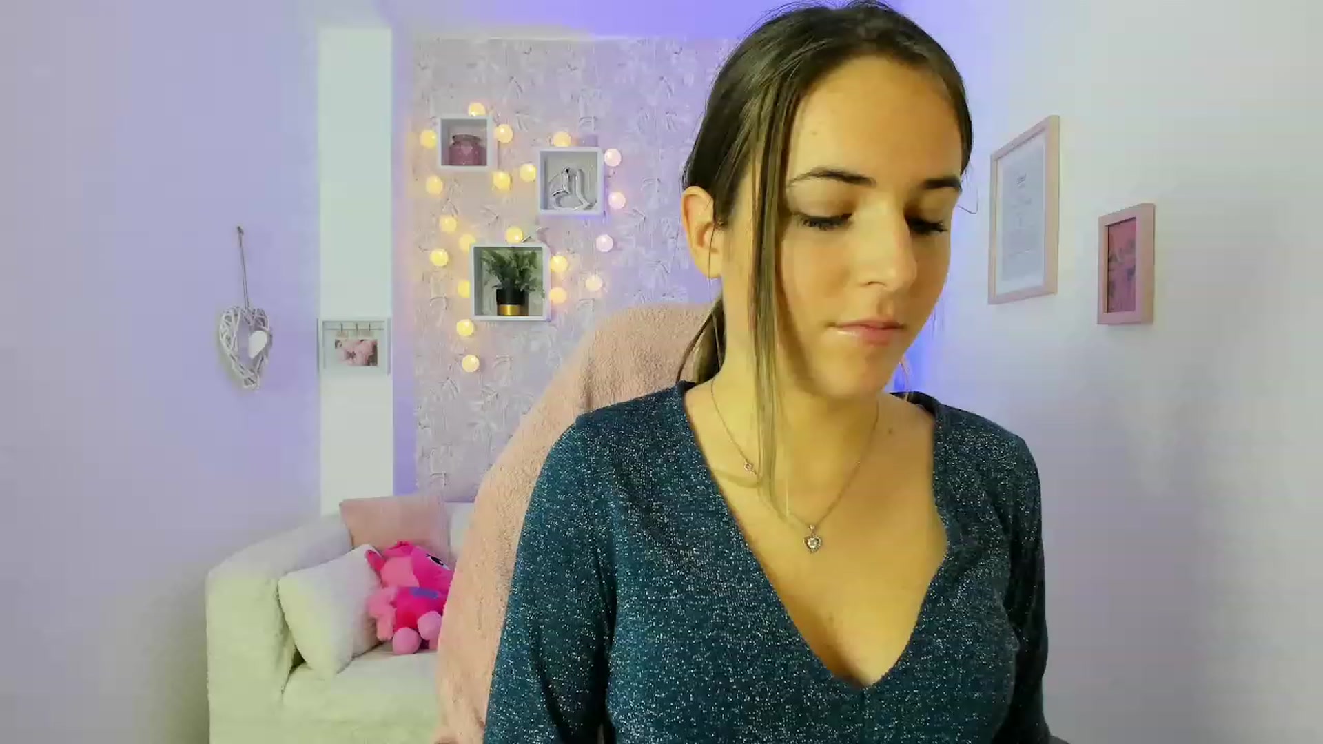 Gallery image thumbnail from Kiley__Minoww's myfreecams stream on, 12/22/2022, 16:33 image 1 of 20