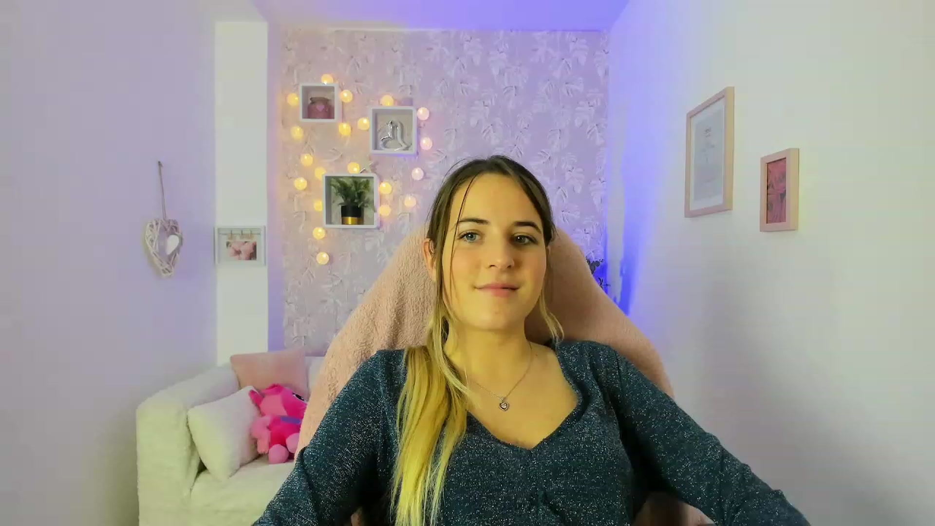 Gallery image thumbnail from Kiley__Minoww's myfreecams stream on, 12/22/2022, 19:23 image 14 of 20