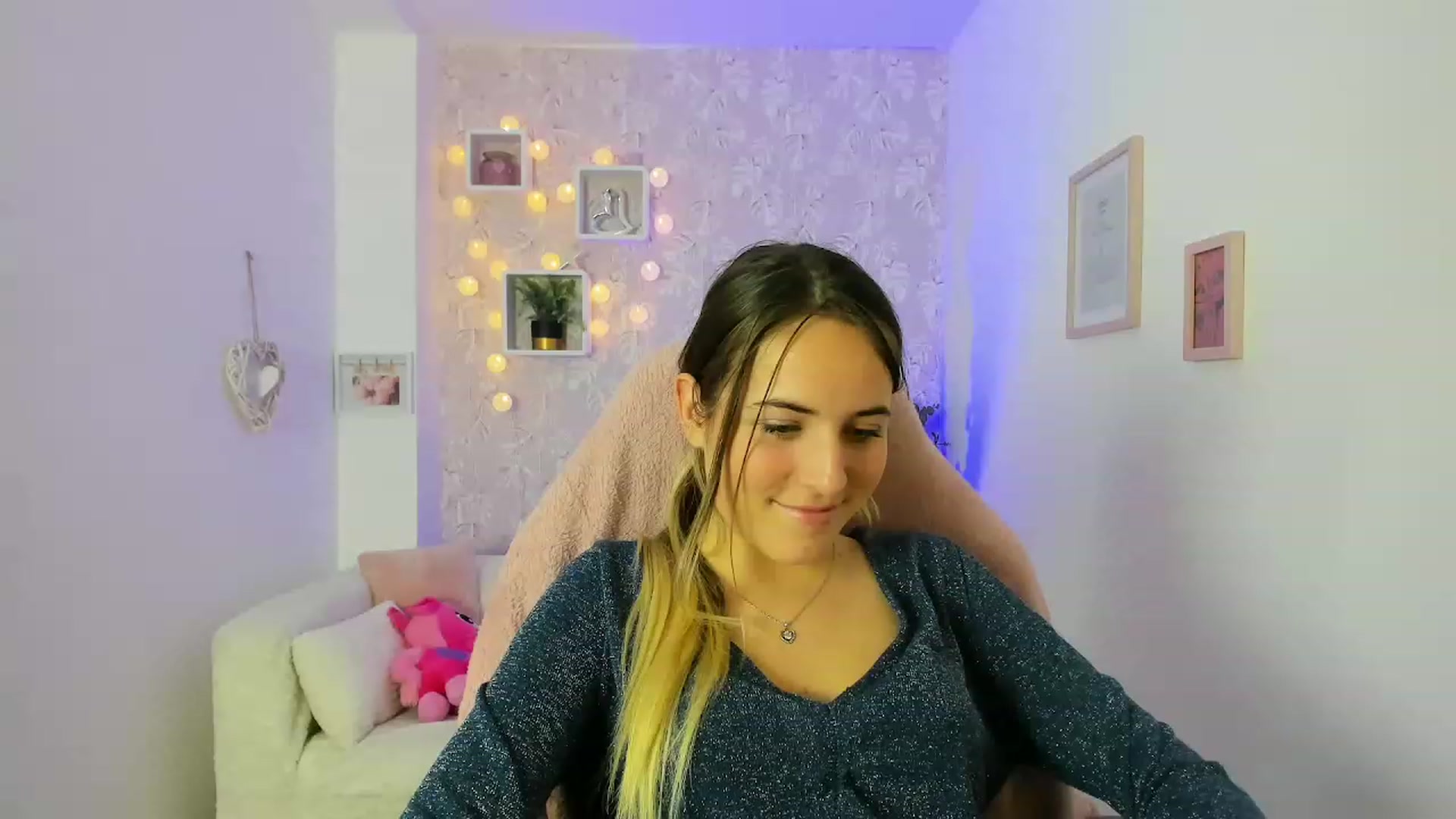 Gallery image thumbnail from Kiley__Minoww's myfreecams stream on, 12/22/2022, 19:23 image 15 of 20