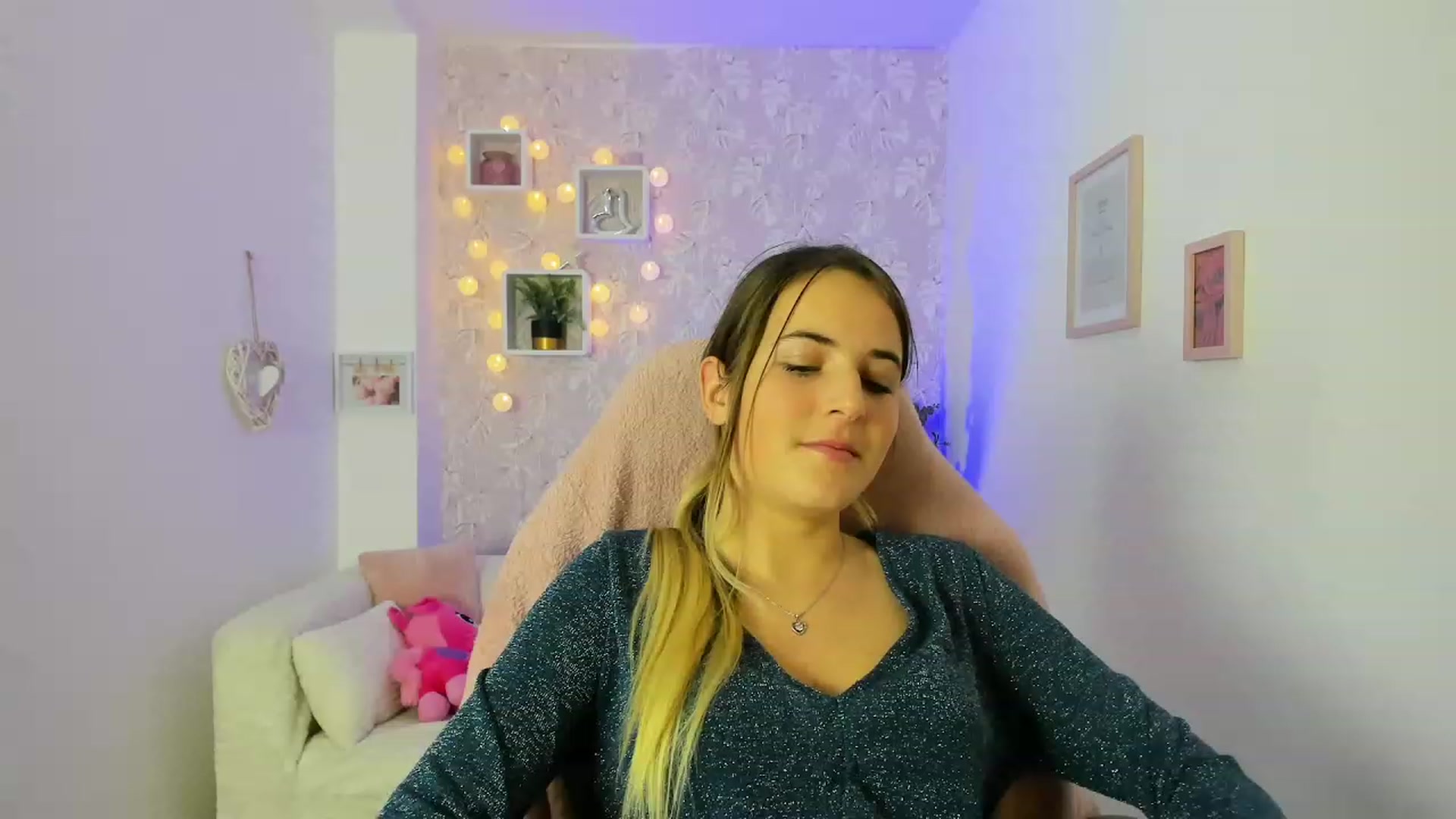 Gallery image thumbnail from Kiley__Minoww's myfreecams stream on, 12/22/2022, 19:23 image 10 of 20