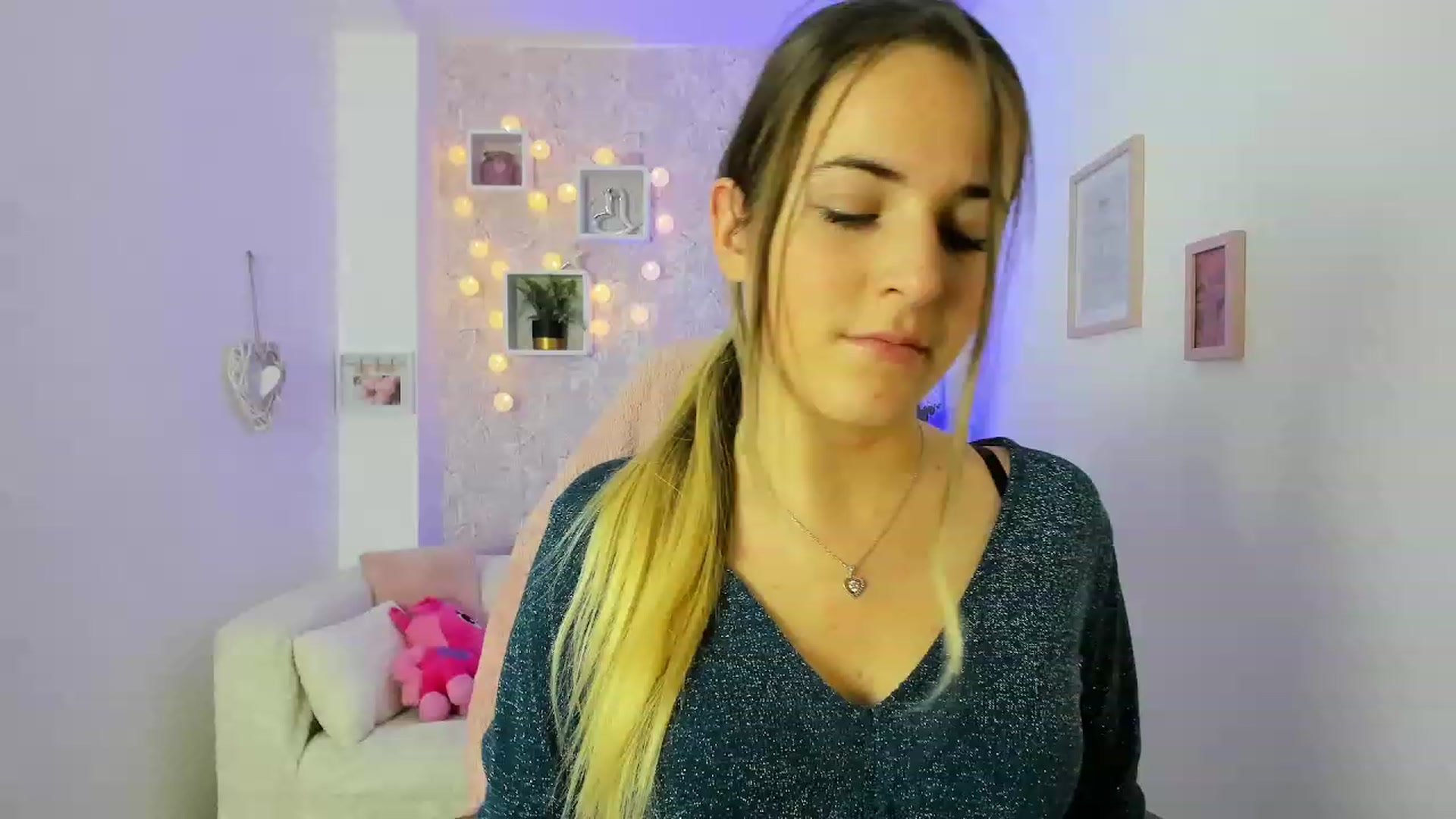 Gallery image thumbnail from Kiley__Minoww's myfreecams stream on, 12/22/2022, 19:23 image 3 of 20
