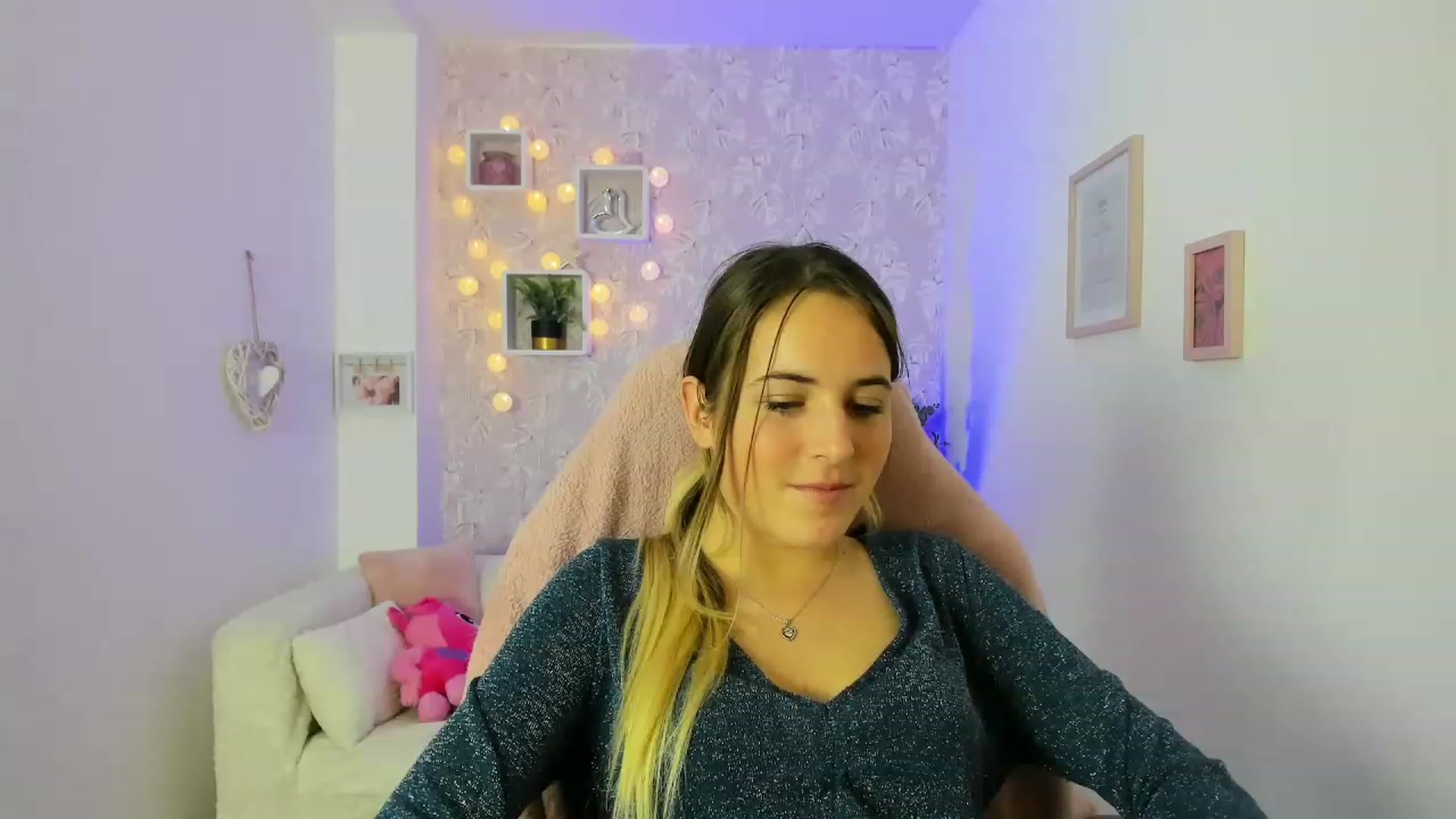 Gallery image thumbnail from Kiley__Minoww's myfreecams stream on, 12/22/2022, 19:23 image 16 of 20