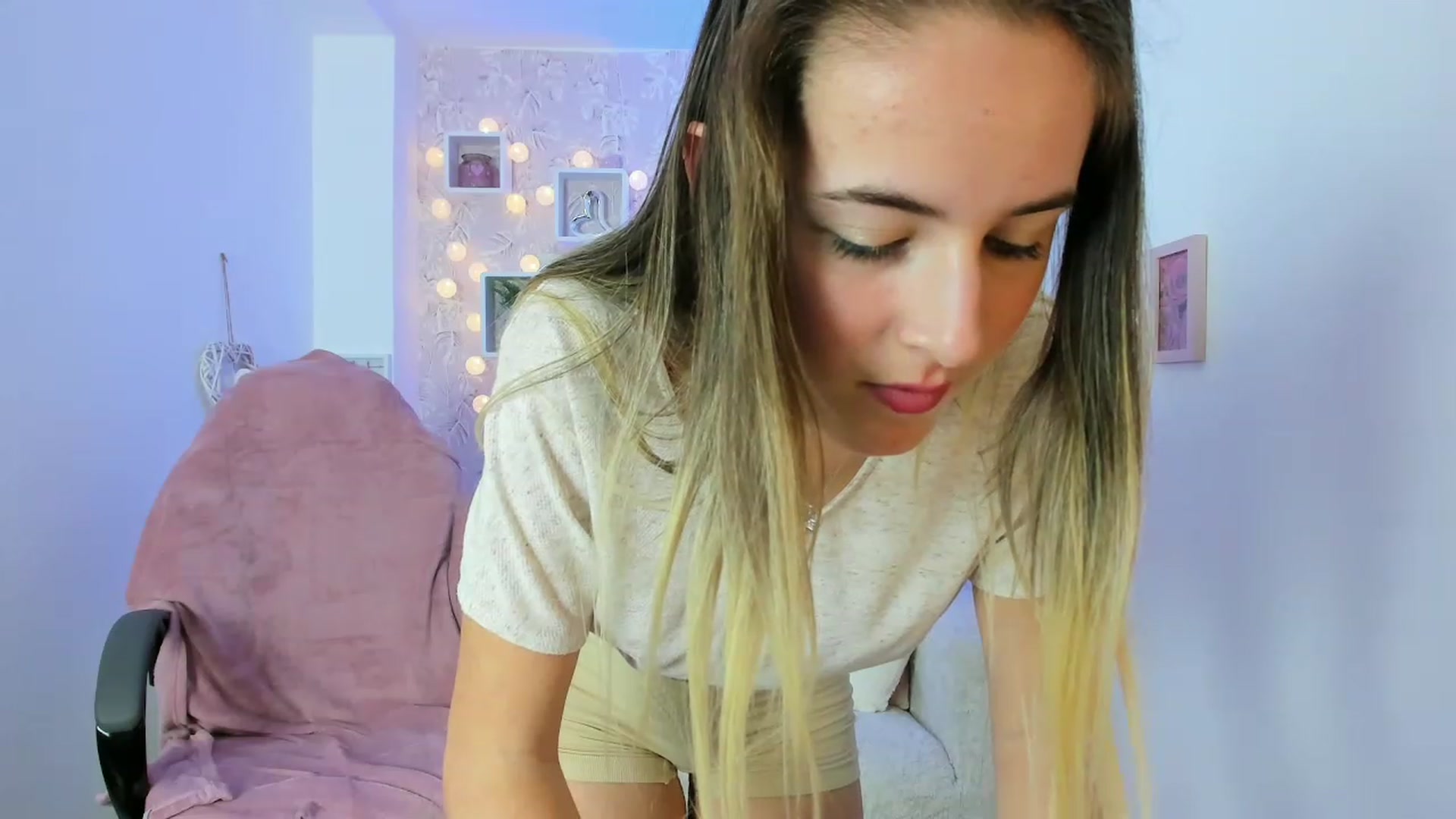 Gallery image thumbnail from Kiley__Minoww's myfreecams stream on, 12/27/2022, 18:16 image 17 of 20