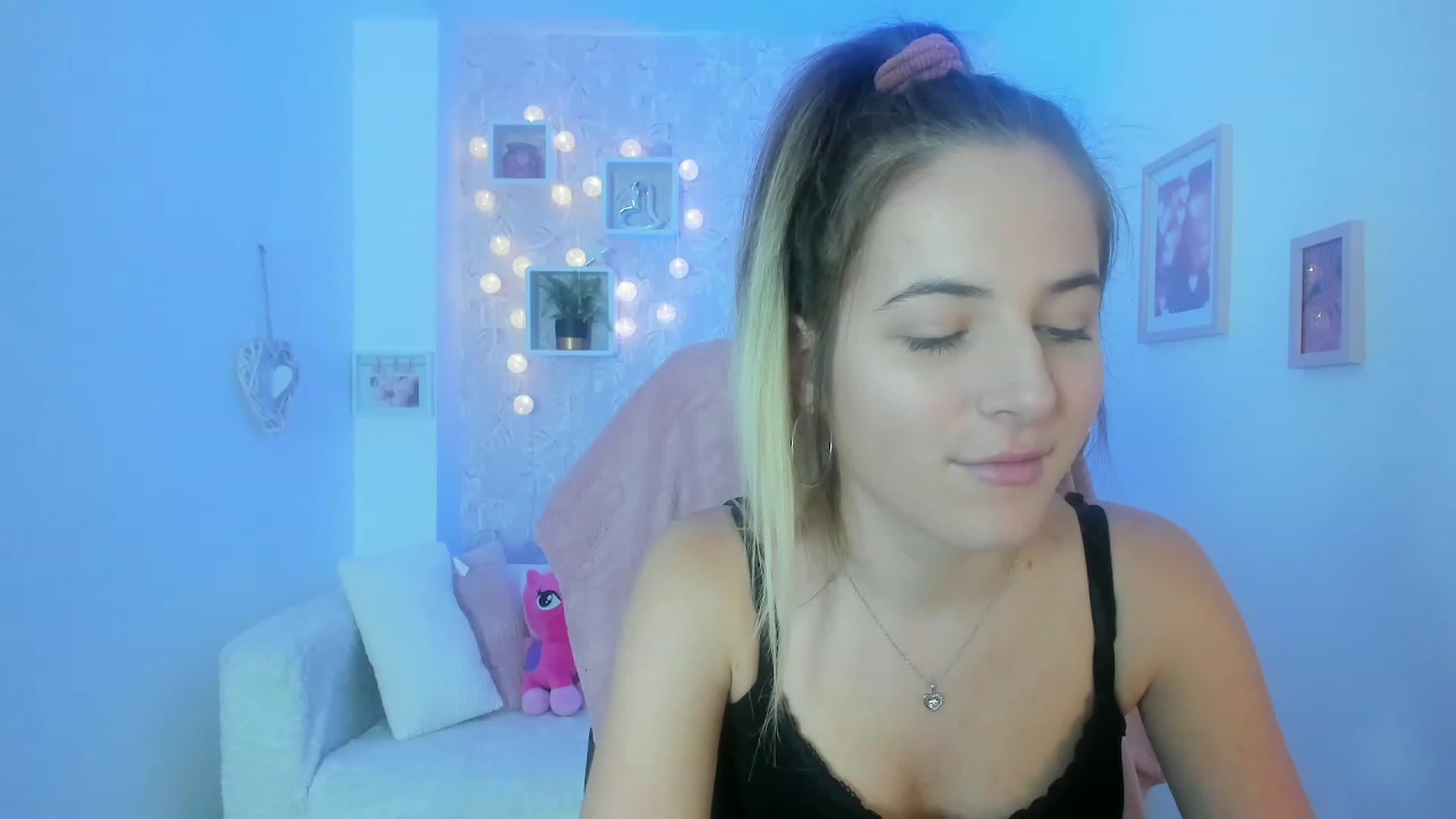 Gallery image thumbnail from Kiley__Minoww's myfreecams stream on, 01/04/2023, 16:24 image 10 of 20