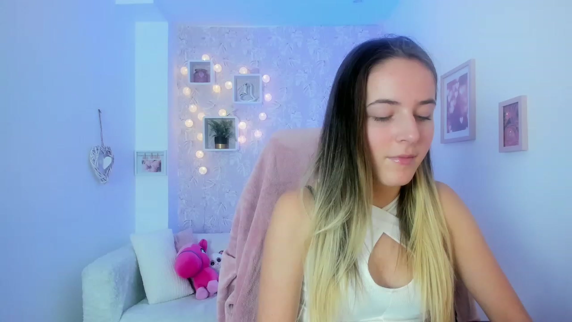 Gallery image thumbnail from Kiley__Minoww's myfreecams stream on, 01/06/2023, 16:31 image 6 of 20