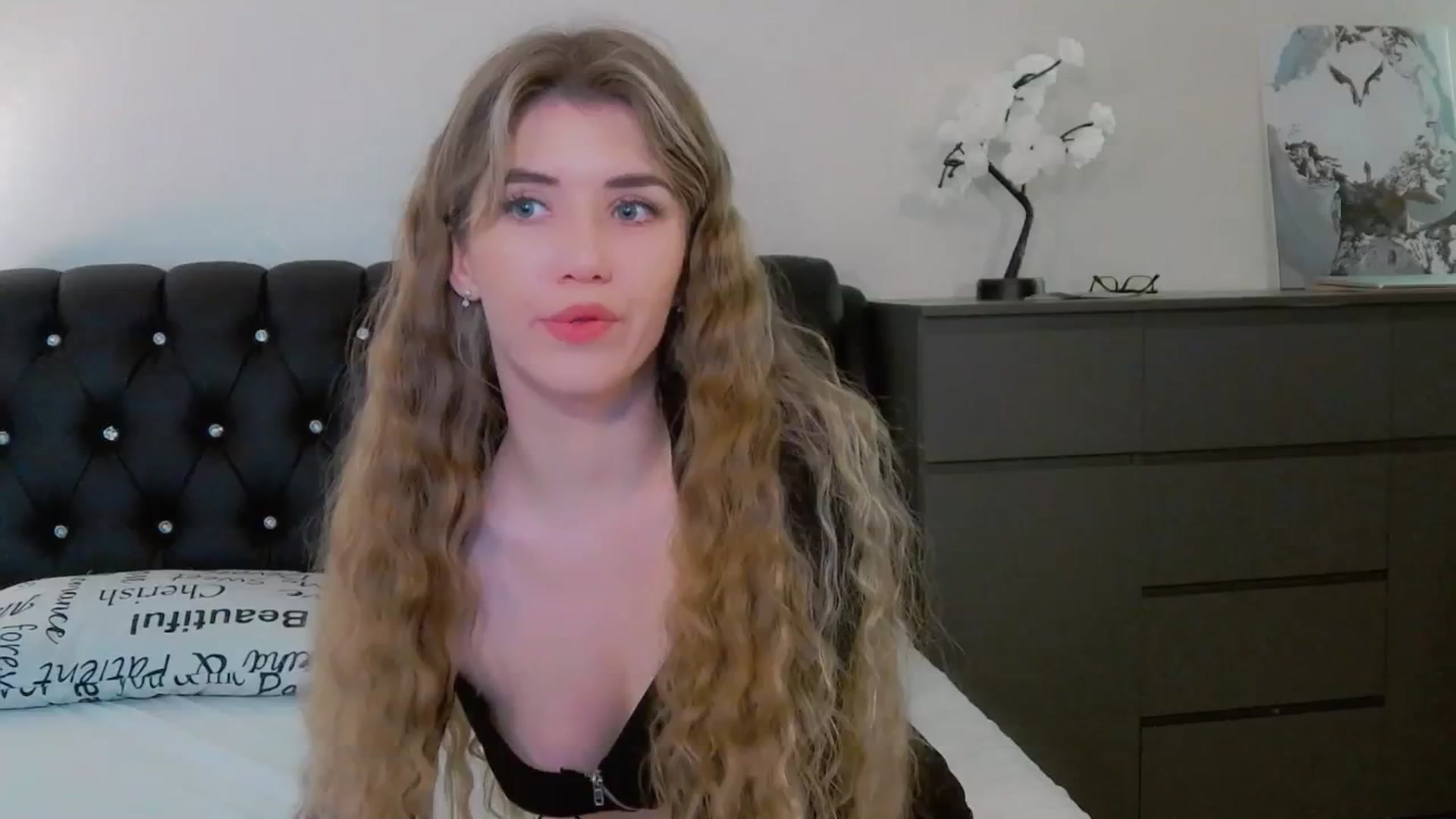 Gallery image thumbnail from KilianSou's myfreecams stream on, 11/24/2025, 08:34 image 5 of 20