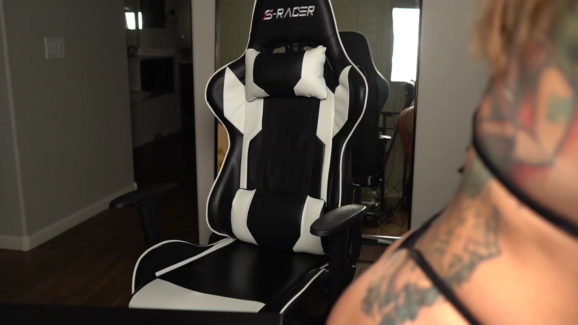 Gallery image thumbnail from KillerKristin's myfreecams stream on, 12/12/2022, 01:33 image 1 of 20