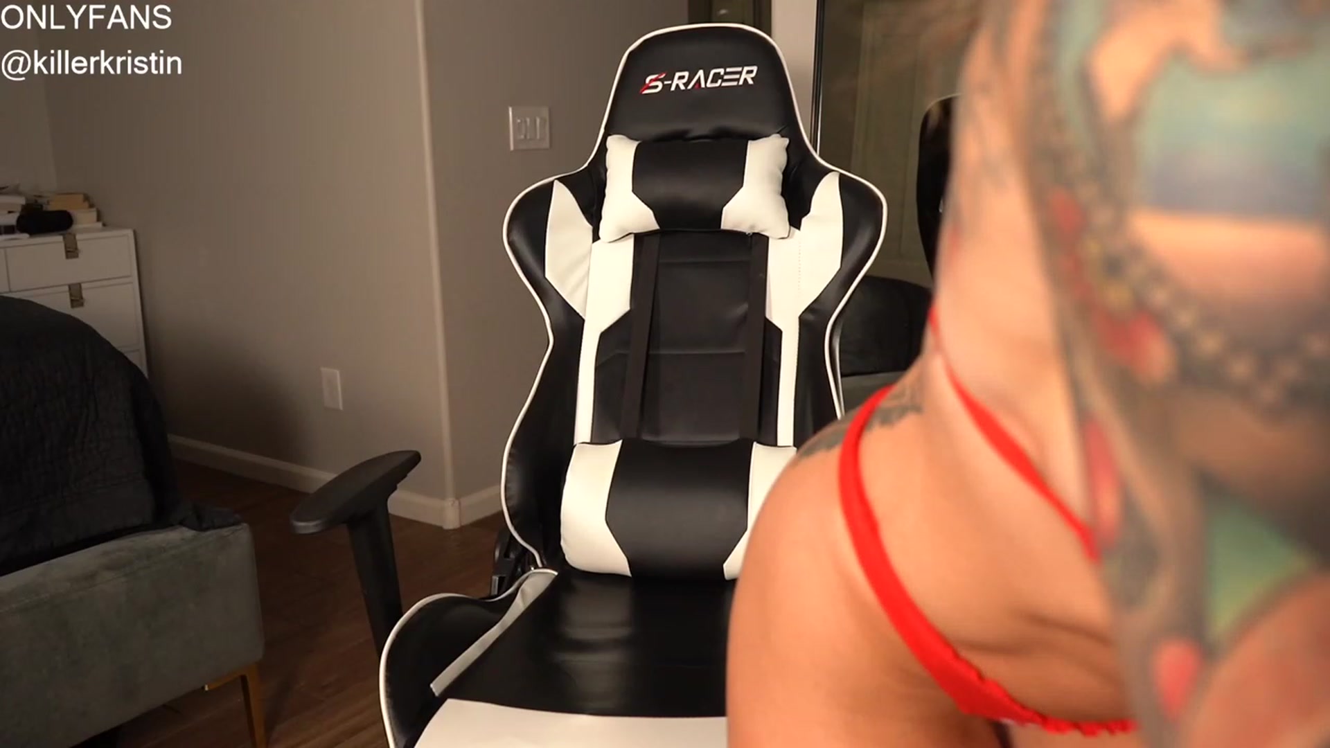 Gallery image thumbnail from KillerKristin's myfreecams stream on, 12/19/2022, 01:50 image 6 of 20