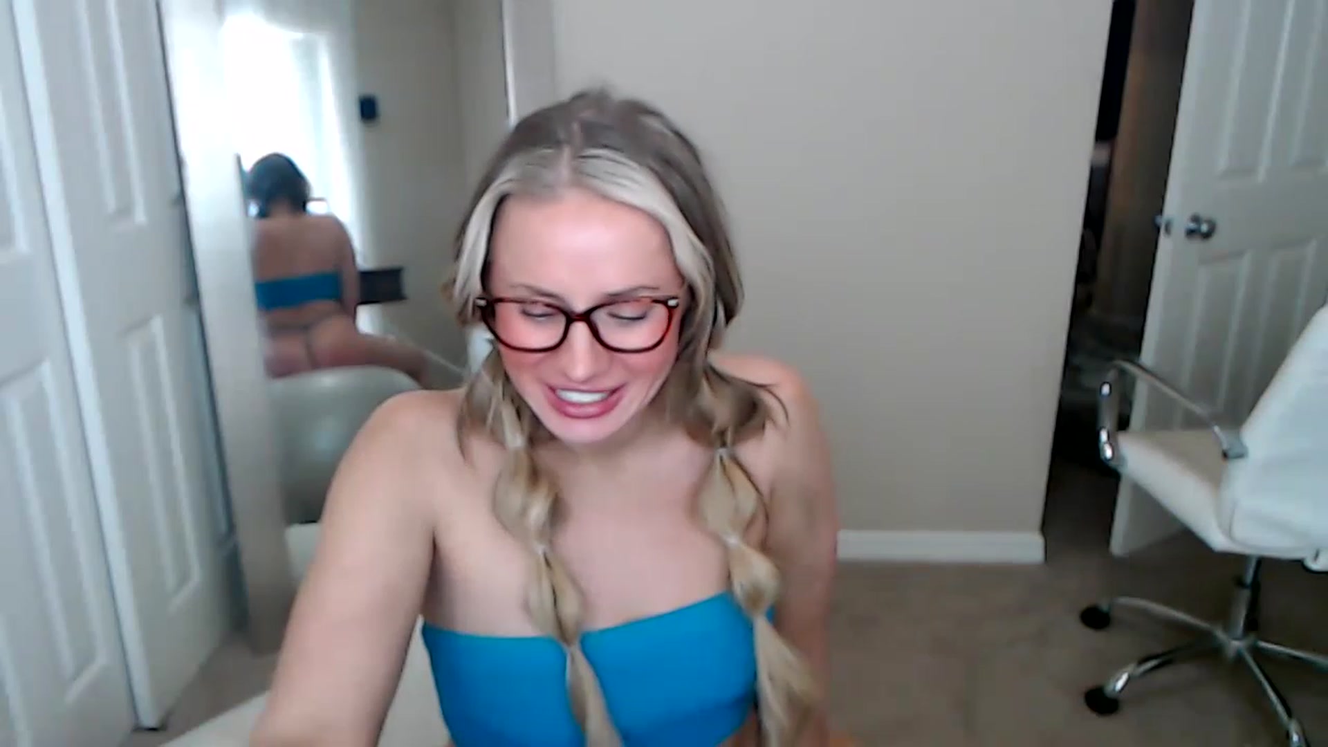 Gallery image thumbnail from KillerKylie's myfreecams stream on, 03/12/2023, 17:42 image 8 of 20