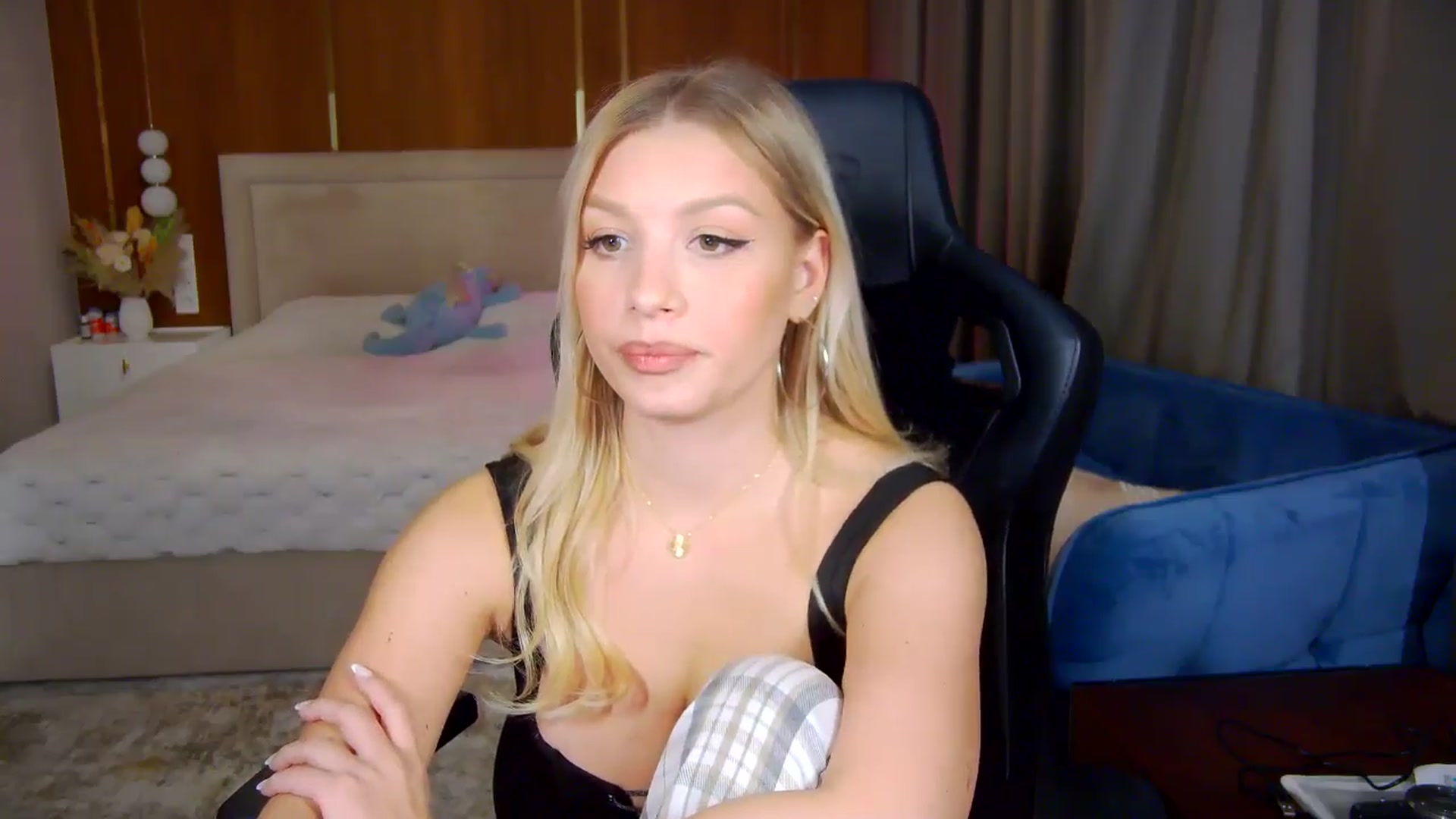 Gallery image thumbnail from KillersTits's myfreecams stream on, 01/14/2026, 24:26 image 7 of 20