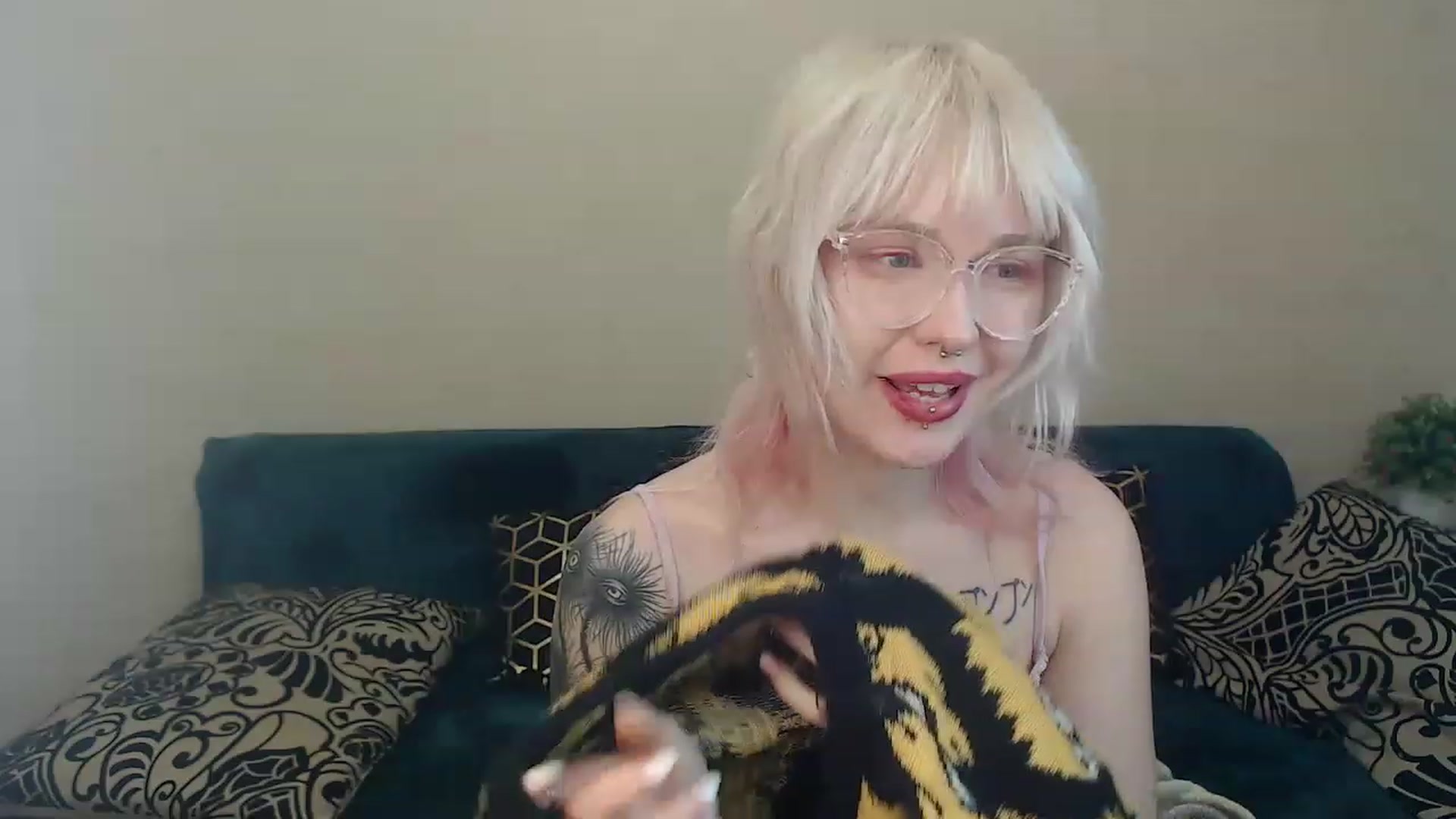 Gallery image thumbnail from Killinna's myfreecams stream on, 12/11/2022, 17:32 image 3 of 20