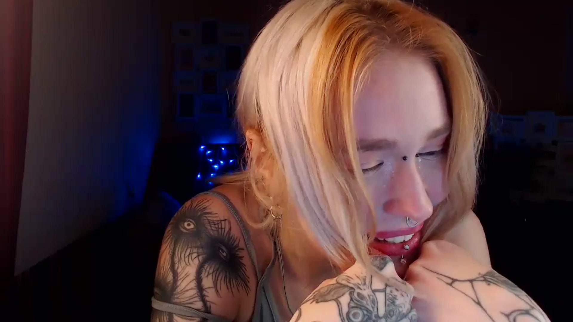 Gallery image thumbnail from Killinna's myfreecams stream on, 12/25/2023, 18:20 image 17 of 20