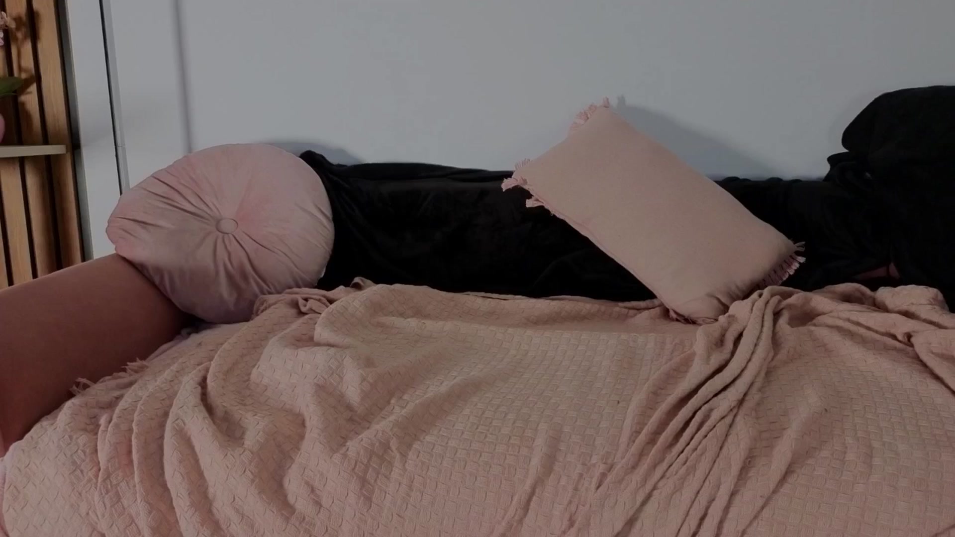 Gallery image thumbnail from KimArts's myfreecams stream on, 03/14/2025, 24:30 image 7 of 20
