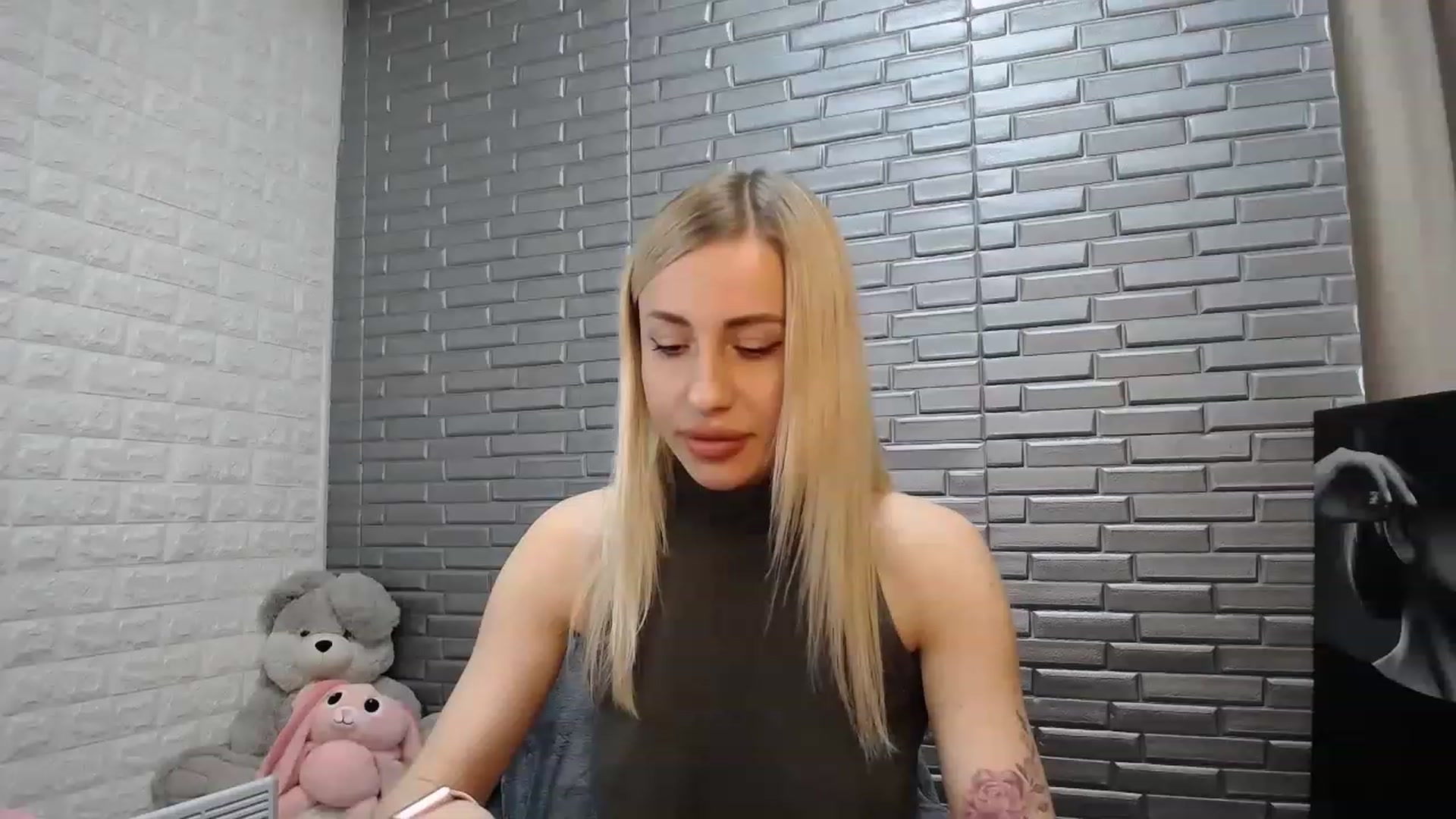 Gallery image thumbnail from KimKalash's myfreecams stream on, 03/14/2023, 09:37 image 7 of 20