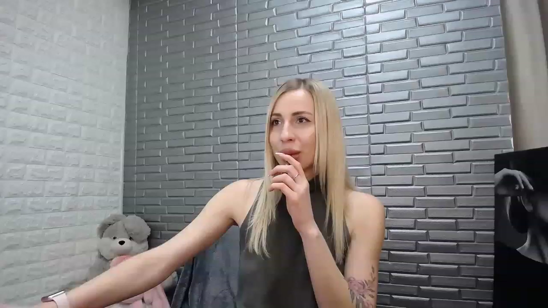 Gallery image thumbnail from KimKalash's myfreecams stream on, 03/14/2023, 09:37 image 17 of 20