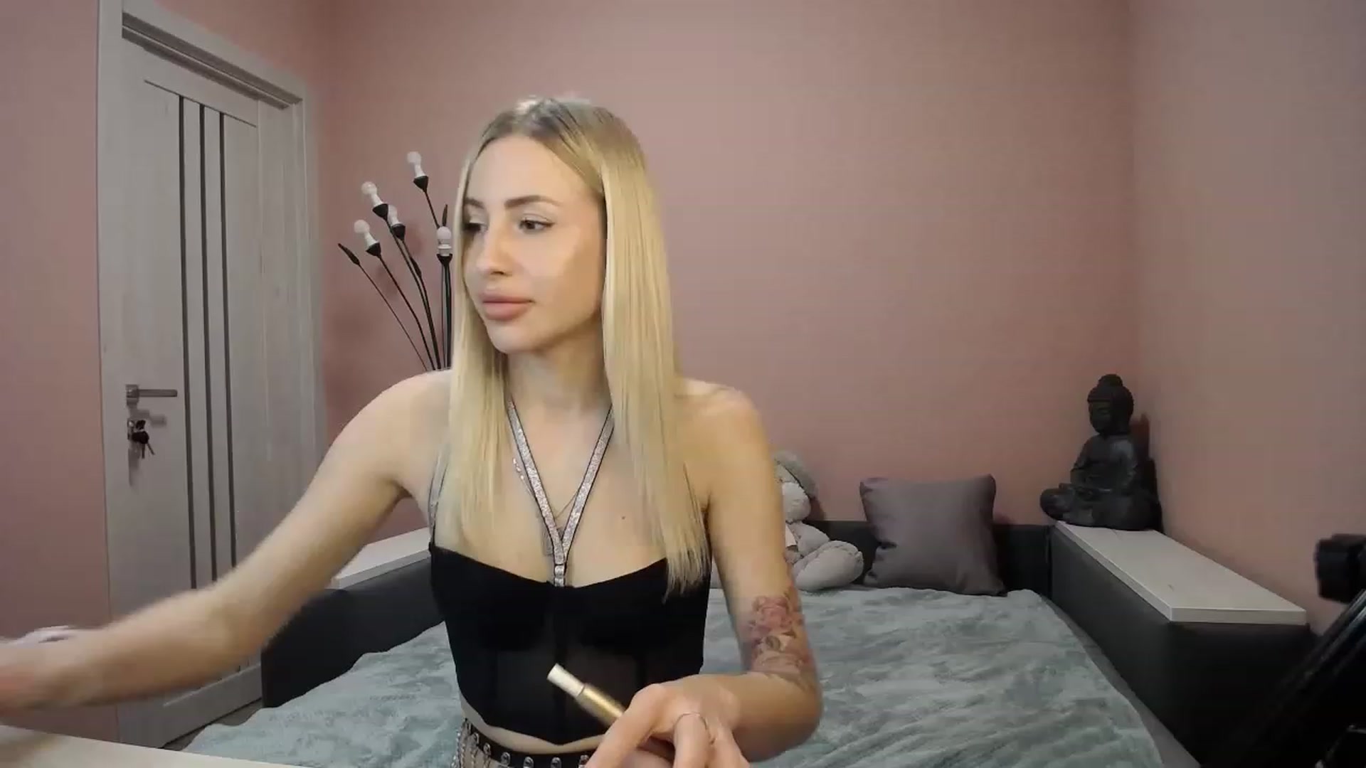 Gallery image thumbnail from KimKalash's myfreecams stream on, 03/18/2023, 10:29 image 16 of 20
