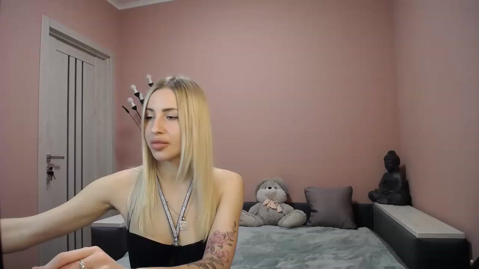 Gallery image thumbnail from KimKalash's myfreecams stream on, 03/18/2023, 10:29 image 10 of 20