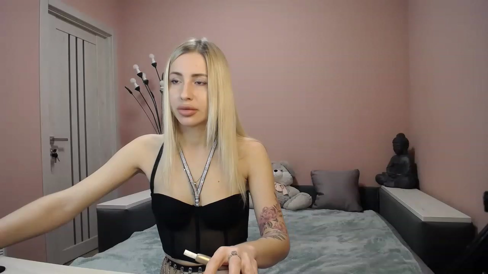 Gallery image thumbnail from KimKalash's myfreecams stream on, 03/18/2023, 10:29 image 4 of 20