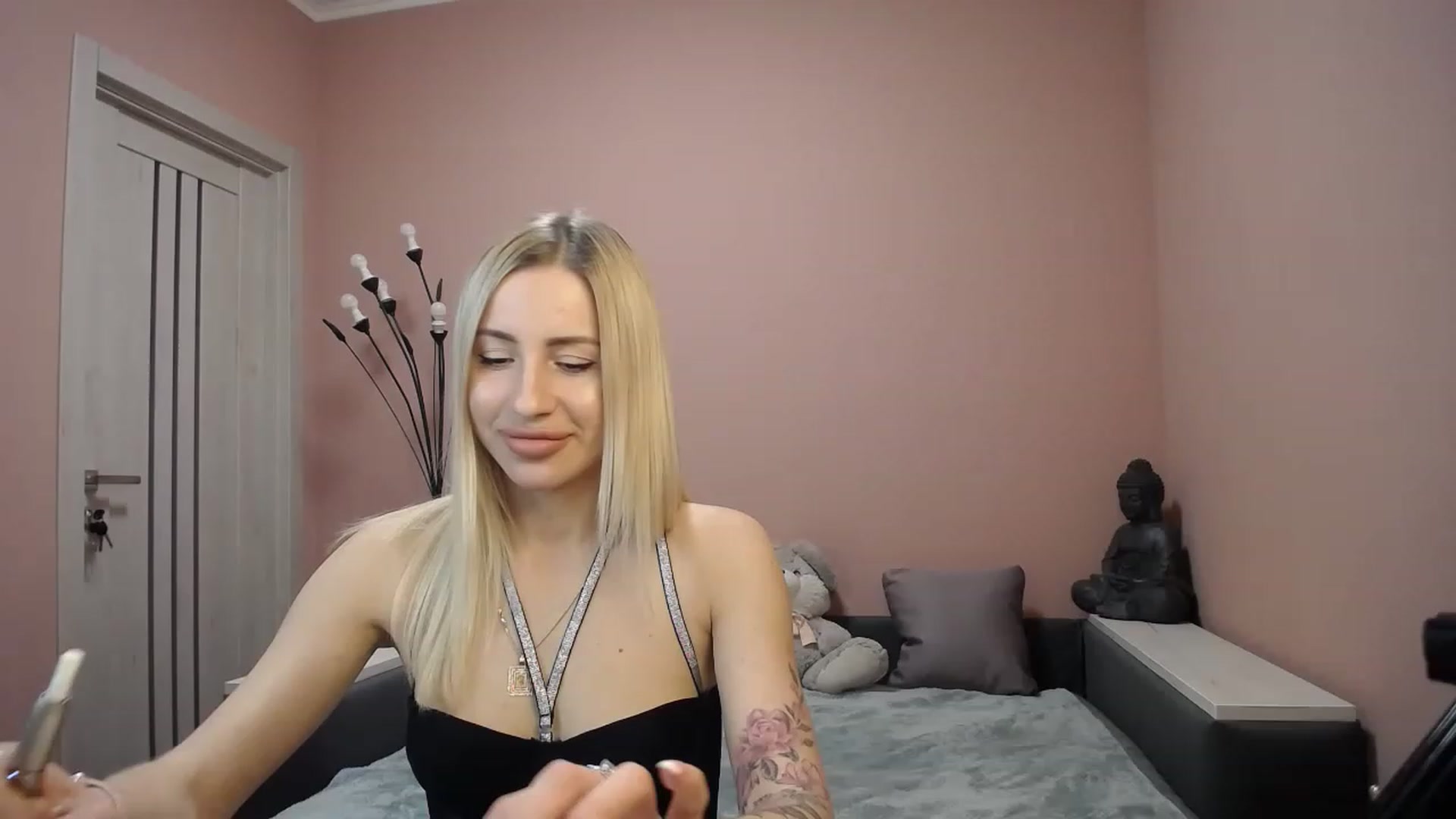 Gallery image thumbnail from KimKalash's myfreecams stream on, 03/18/2023, 10:29 image 8 of 20