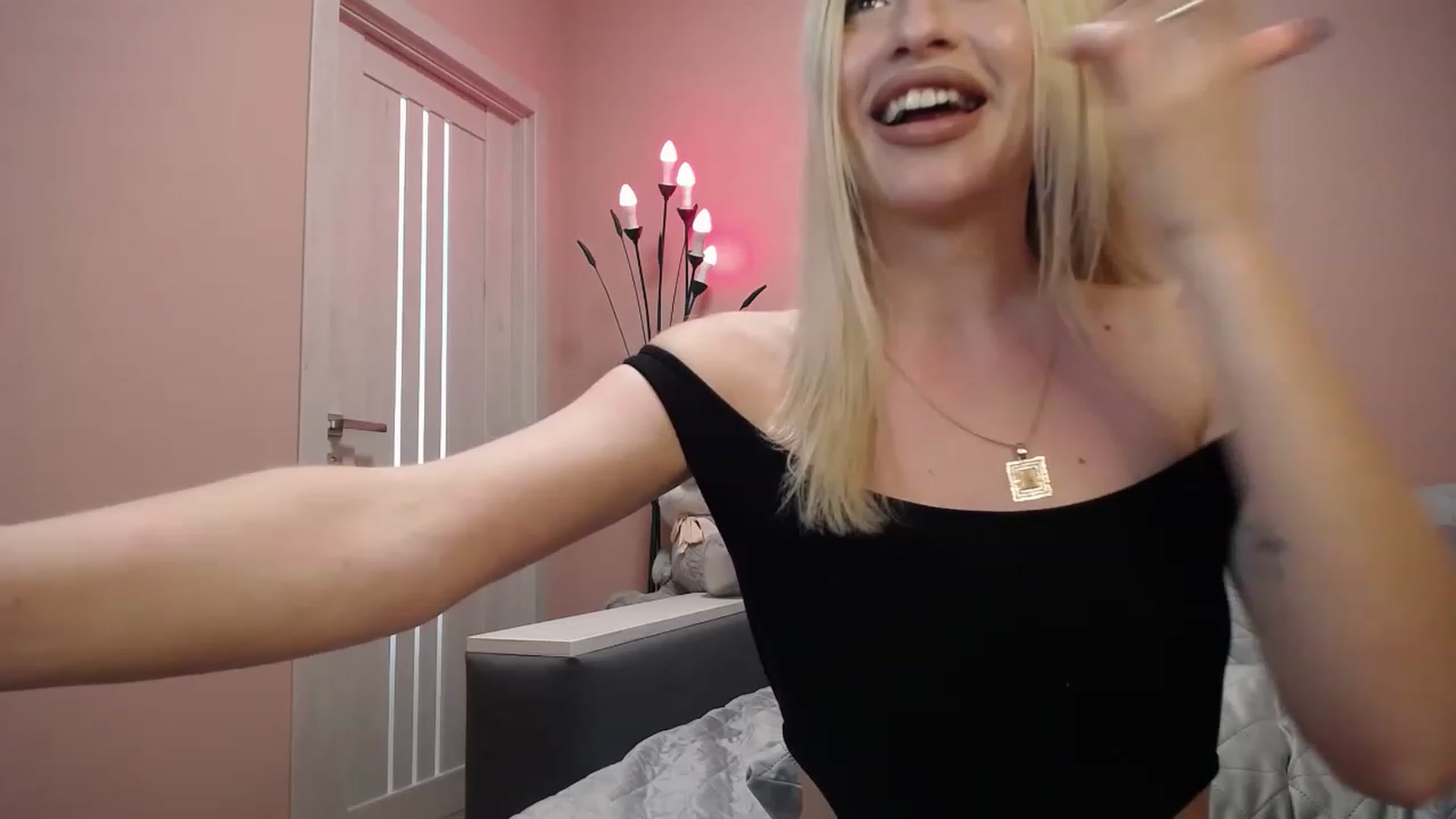 Gallery image thumbnail from KimKalash's myfreecams stream on, 05/19/2023, 12:51 image 3 of 20