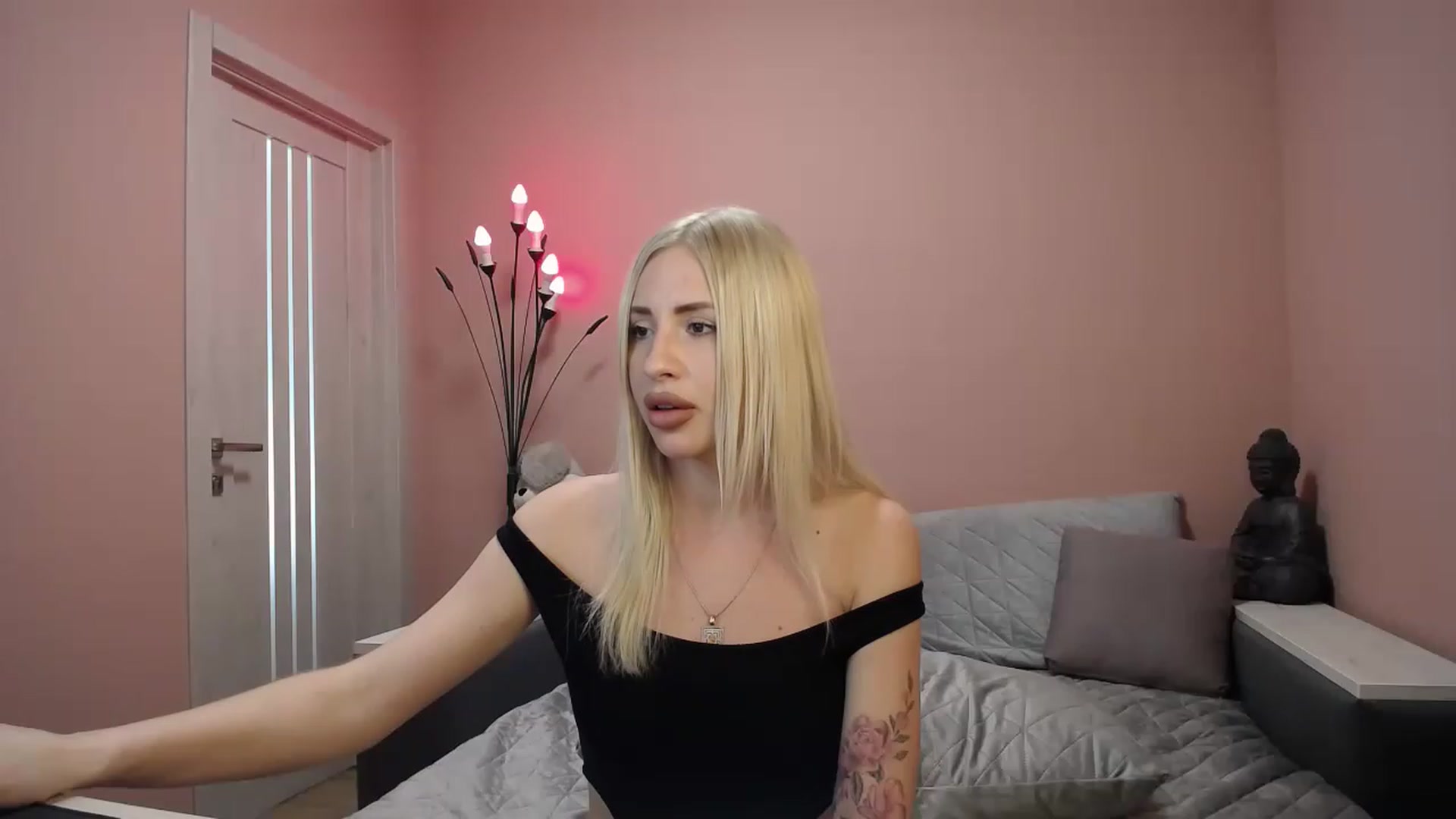 Gallery image thumbnail from KimKalash's myfreecams stream on, 05/19/2023, 12:51 image 4 of 20