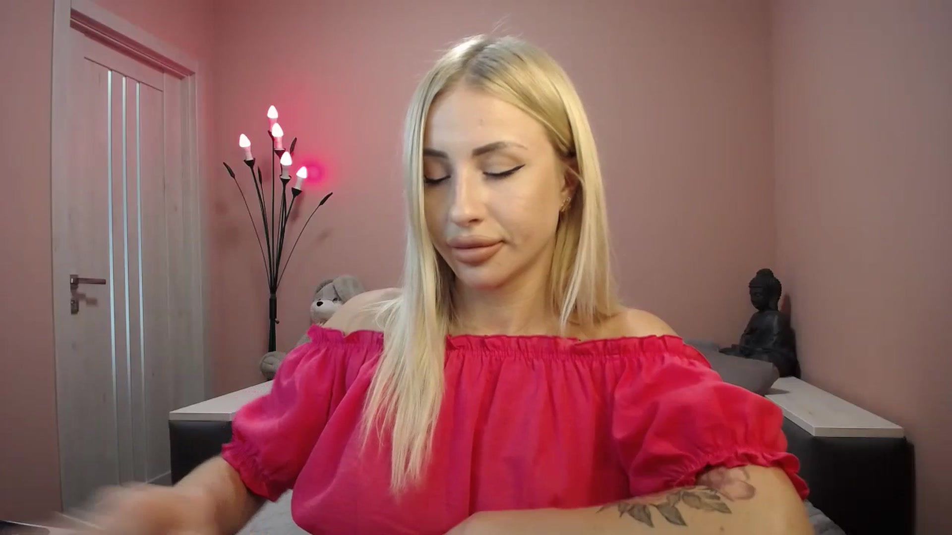 Gallery image thumbnail from KimKalash's myfreecams stream on, 06/18/2023, 09:26 image 4 of 20