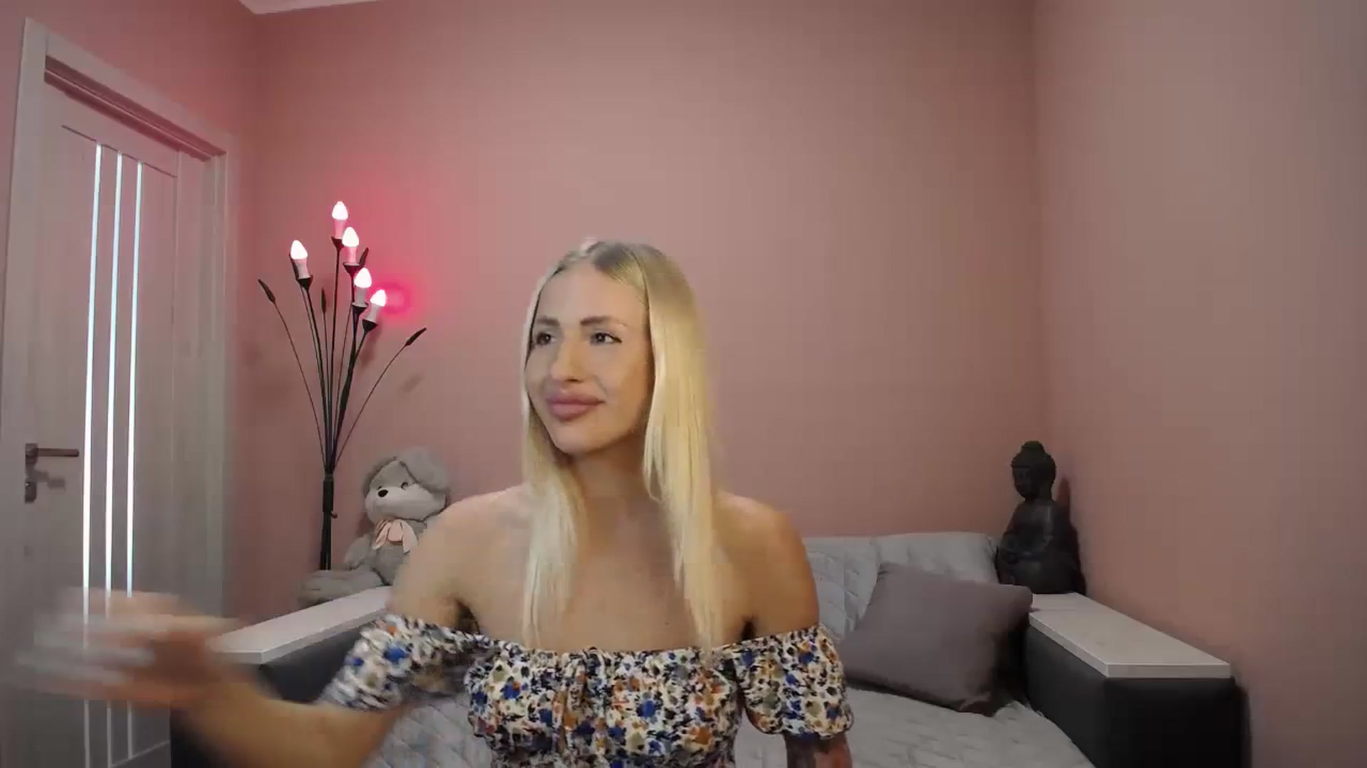Gallery image thumbnail from KimKalash's myfreecams stream on, 08/04/2023, 08:40 image 17 of 20